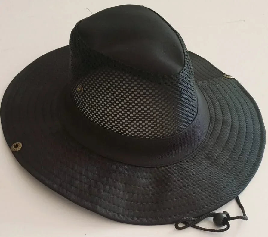 Breitrandiger Outdoor-Hut mit Mesh-Krone und verstellbarem Kinnriemen