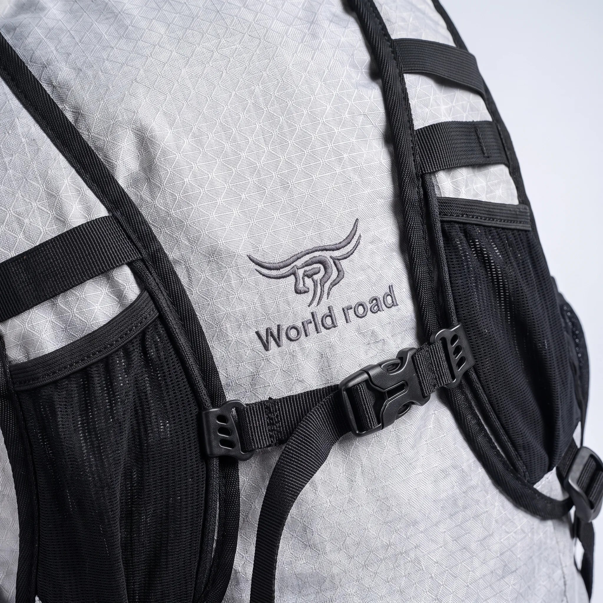 Leichter Tagesrucksack mit Trinksystem-Fach und ergonomischen Schultergurten