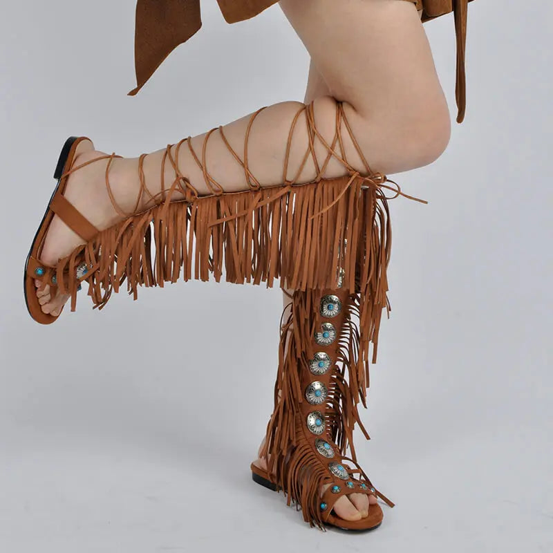 Knöchelhohe Fransen-Sandalen mit Schnürung und metallischen Details