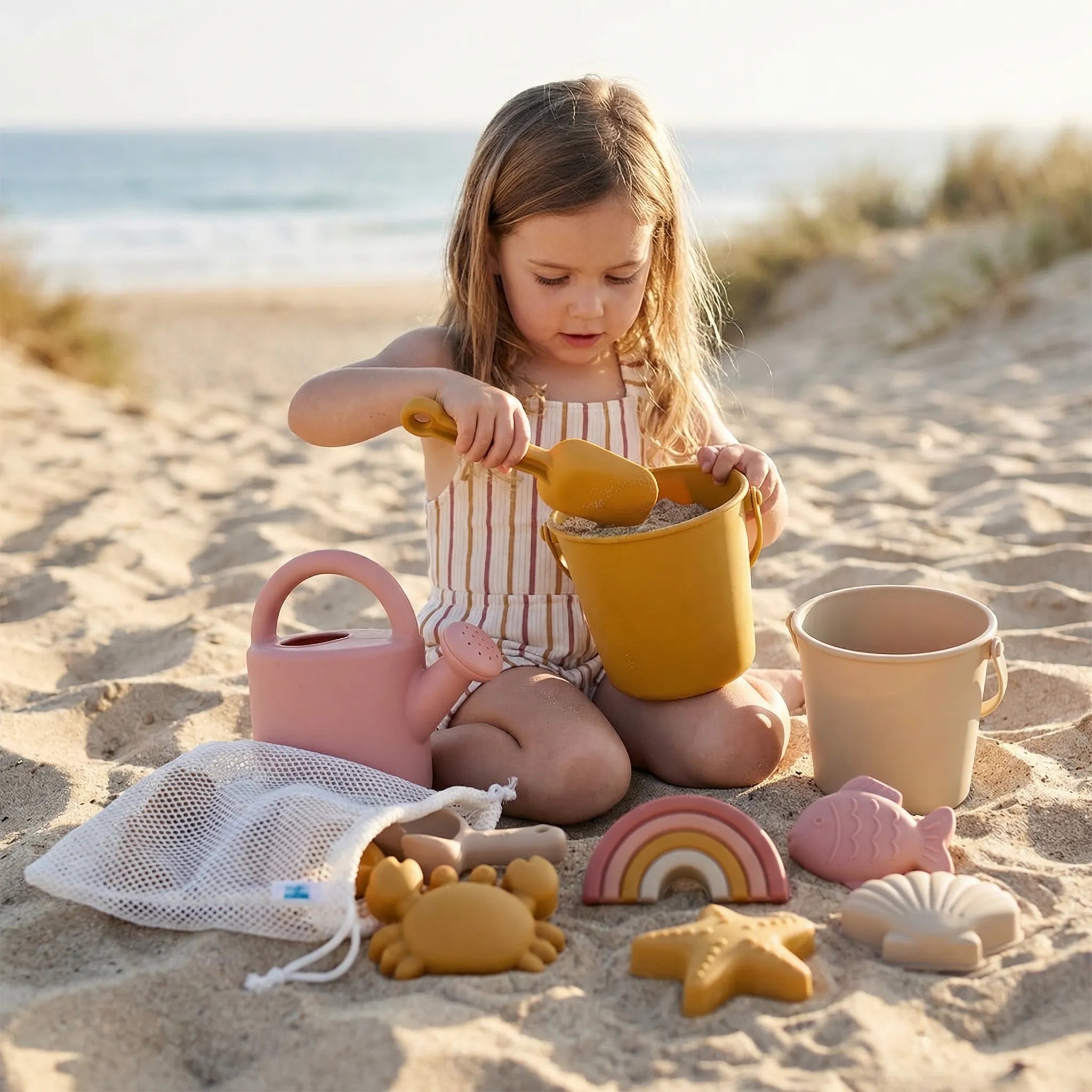 Strandspielzeug-Set für Kinder mit Eimer, Schaufel und Sandförmchen