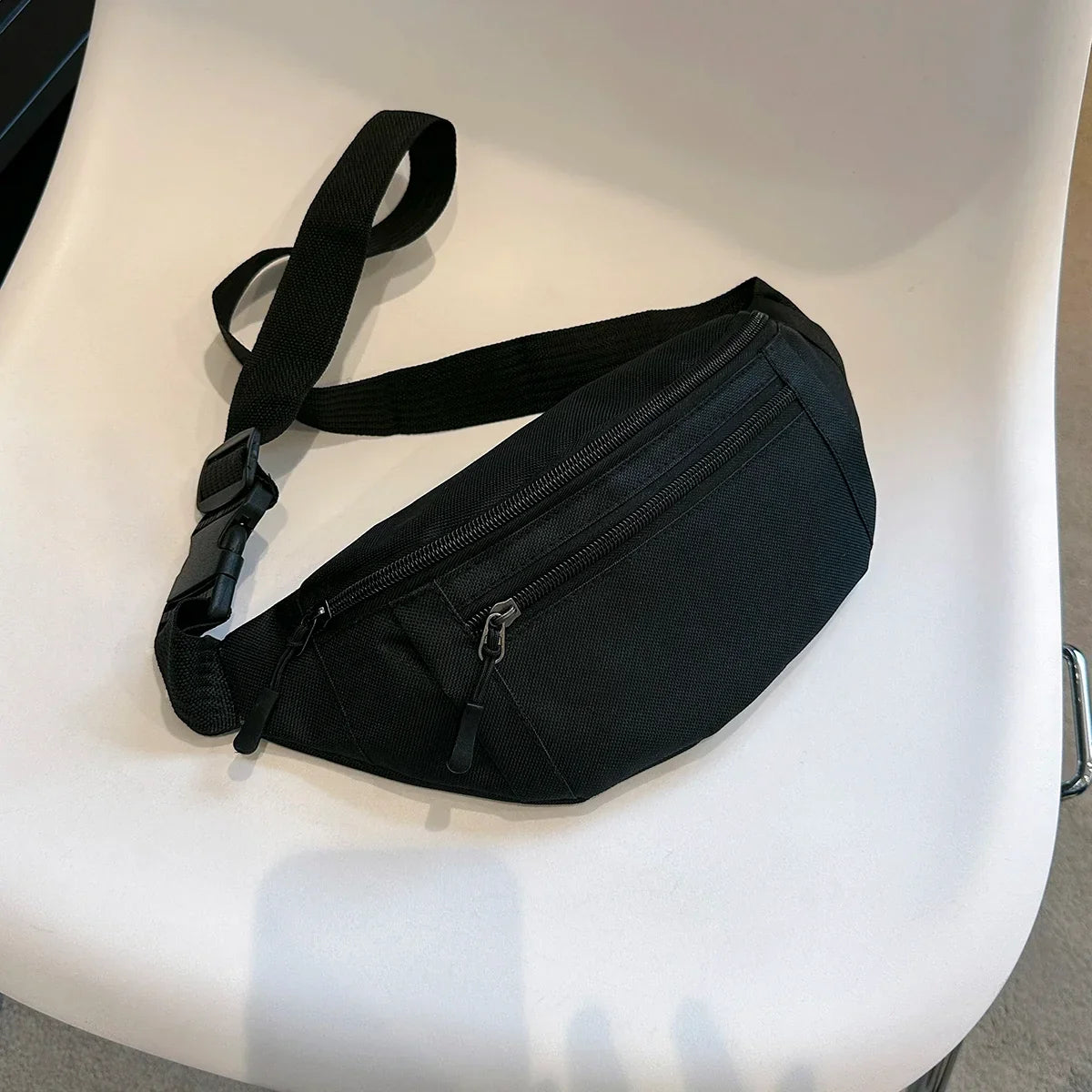 Bauchtasche mit mehreren Reißverschlussfächern und verstellbarem Riemen