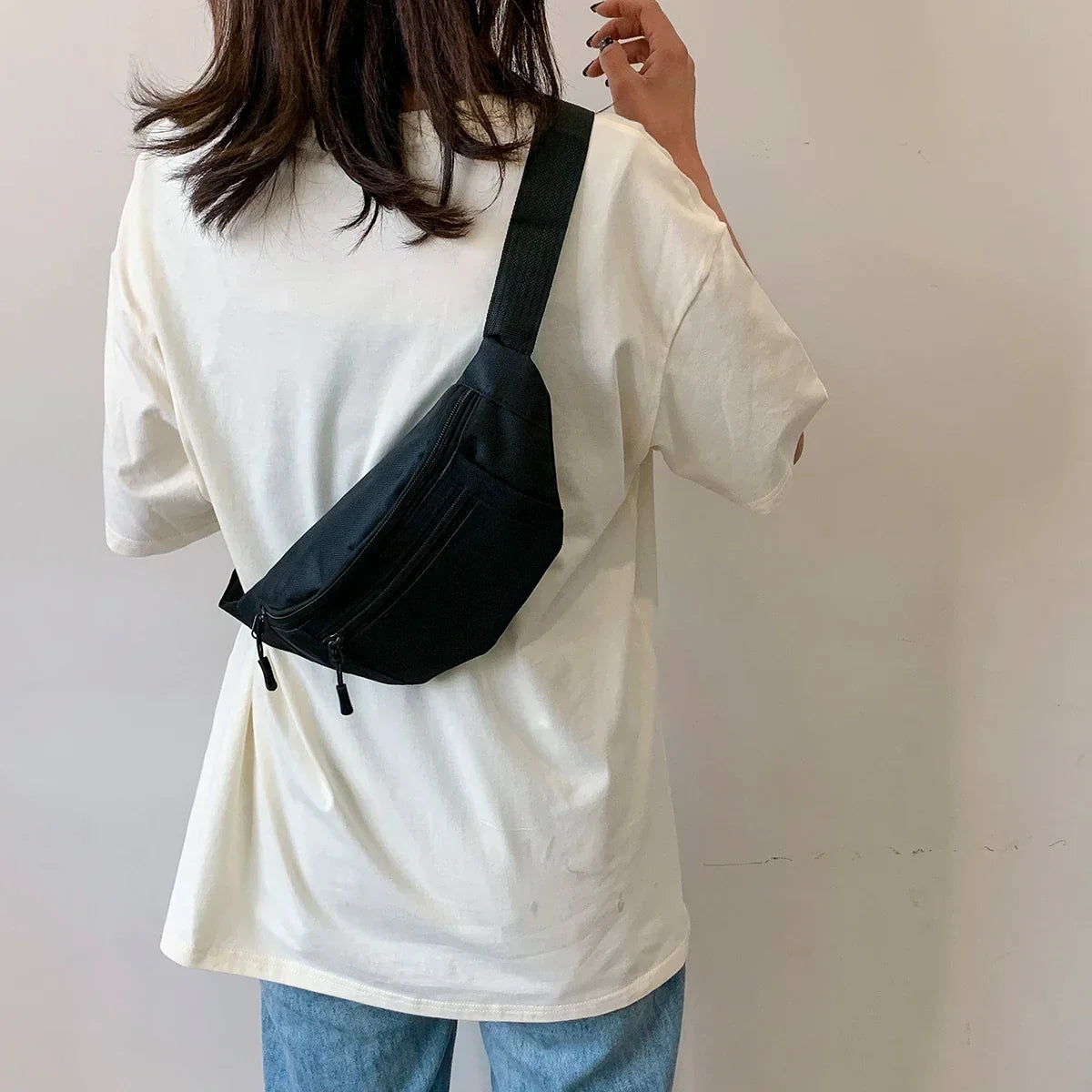 Bauchtasche mit mehreren Reißverschlussfächern und verstellbarem Riemen