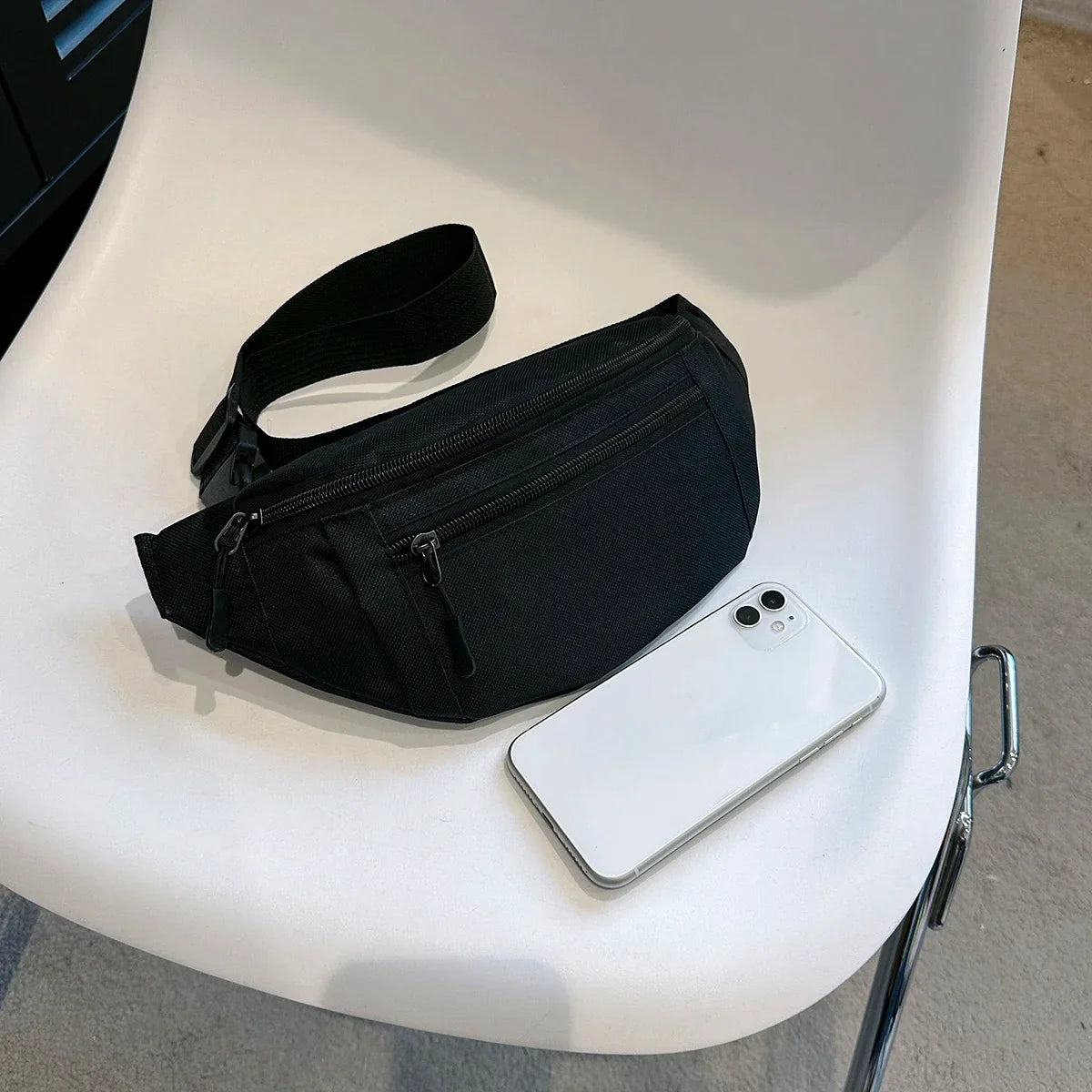 Bauchtasche mit mehreren Reißverschlussfächern und verstellbarem Riemen