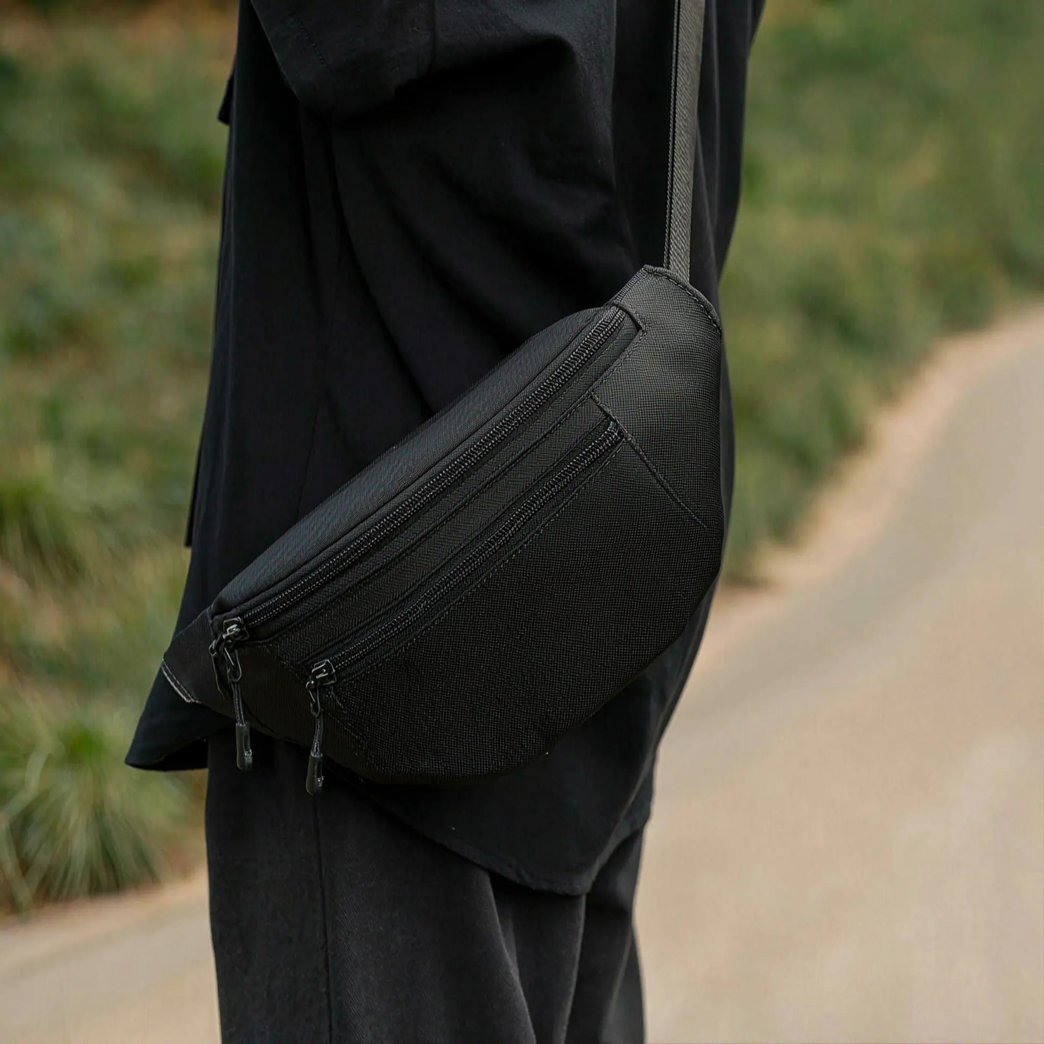 Bauchtasche mit mehreren Reißverschlussfächern und verstellbarem Riemen
