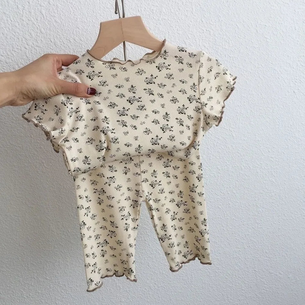 Kinder Set geblümtes Ripp-Oberteil und Hose mit Wellensaum
