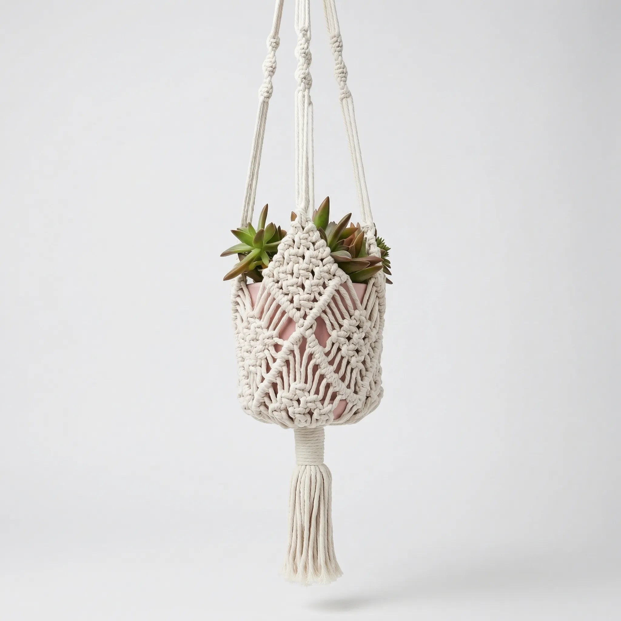 Boho Makramee Pflanzenhänger mit geometrischem Knotenmuster und Quaste