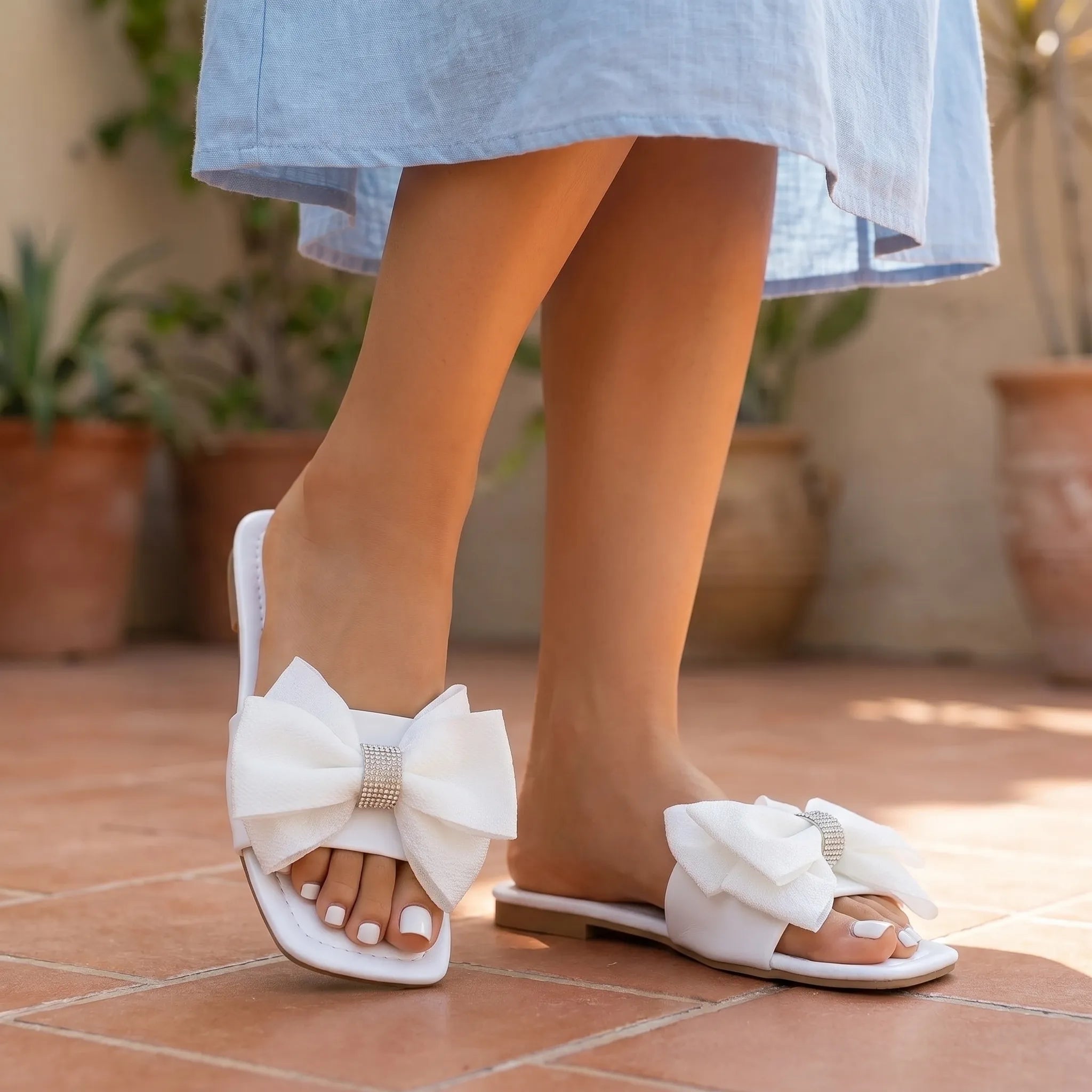Flache Sommersandalen mit Schleife und quadratischer Zehe