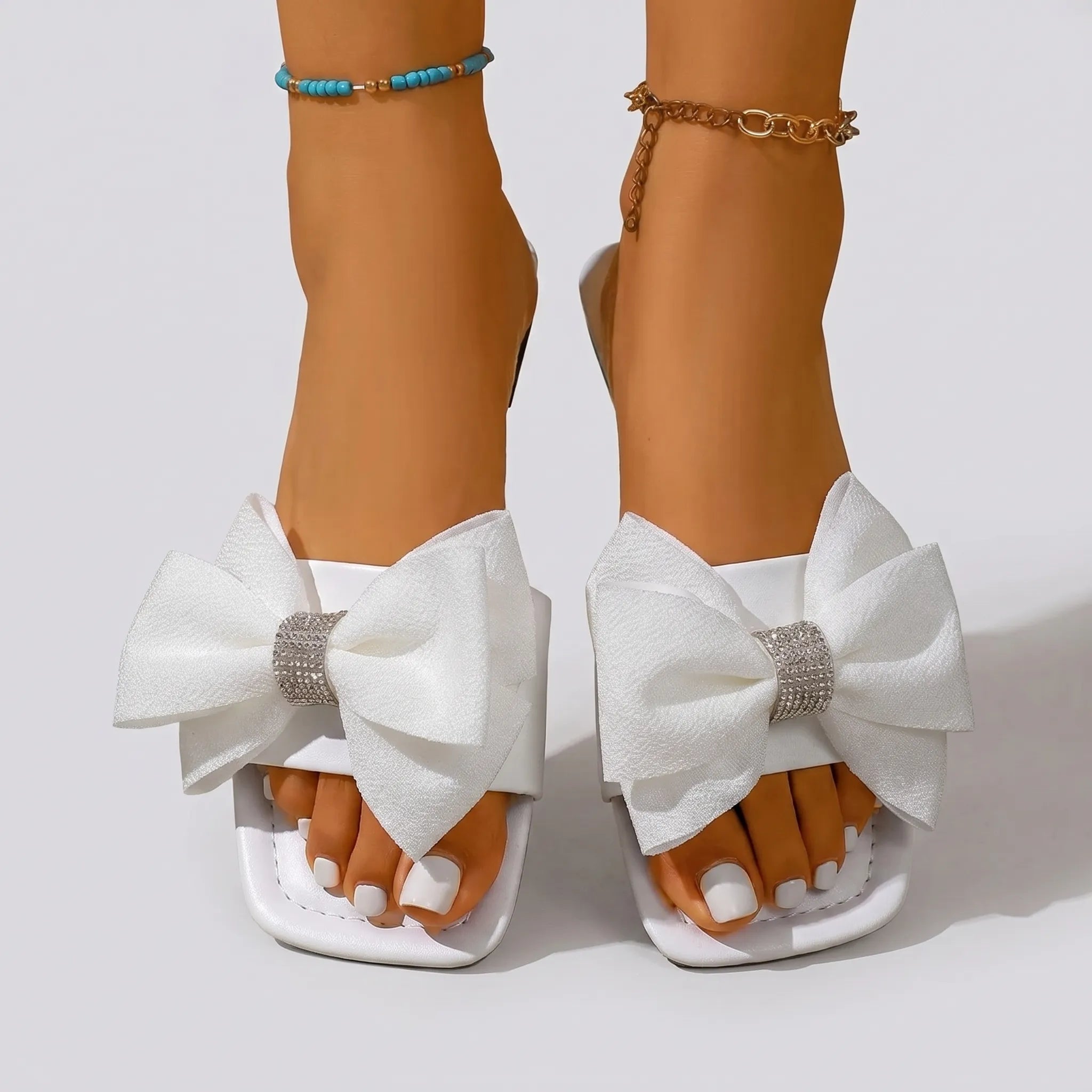 Flache Sommersandalen mit Schleife und quadratischer Zehe