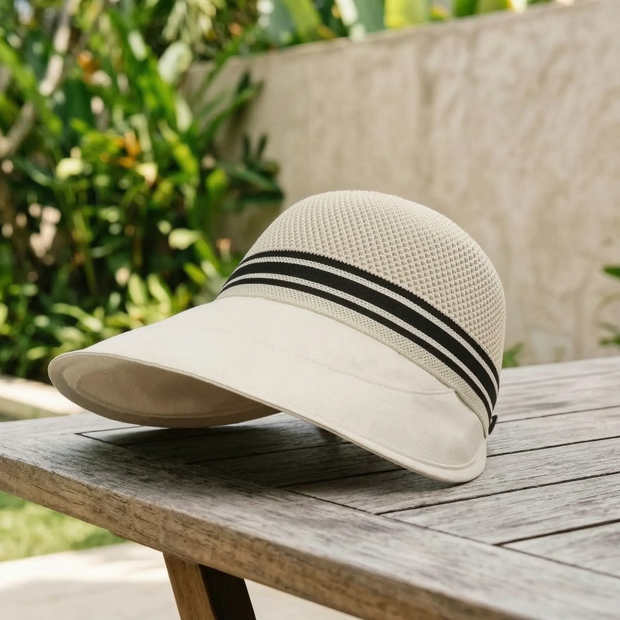 Breitrandiger Sommerhut atmungsaktiv mit Strickstruktur und Vorderschirm