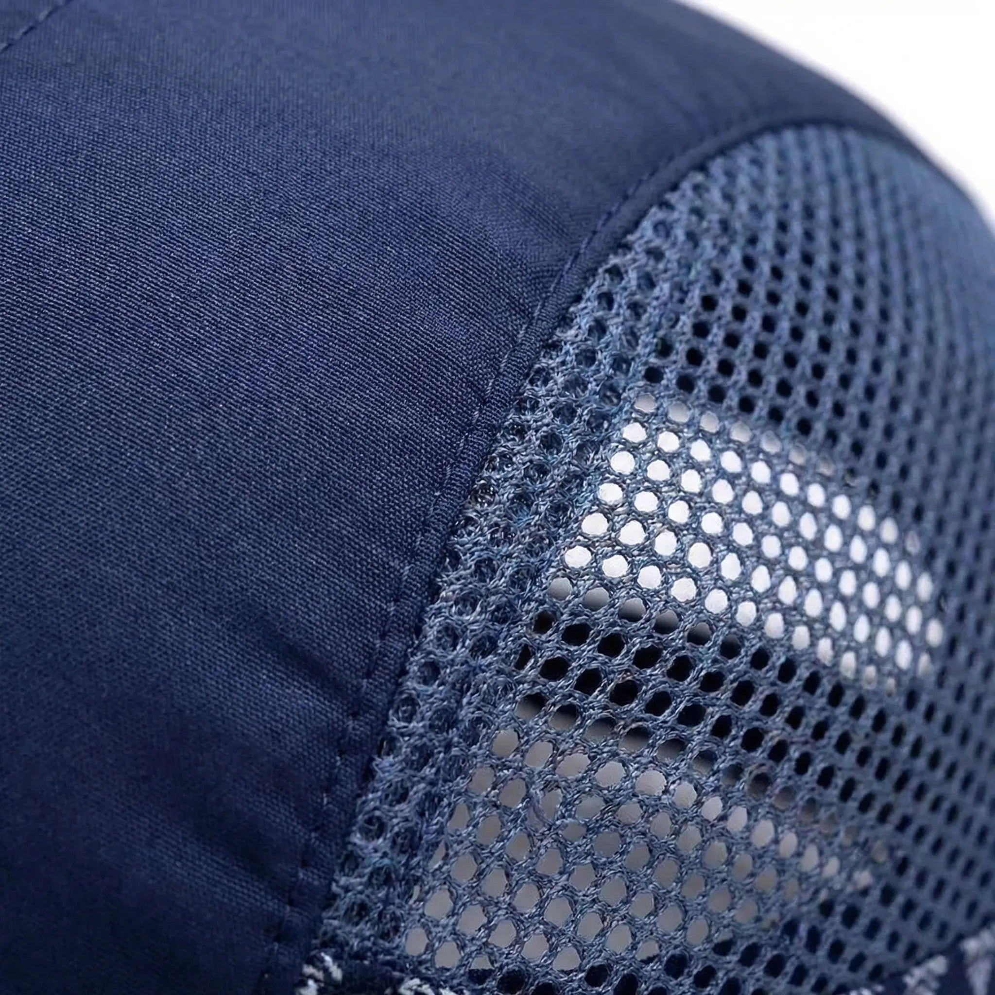 Leichte Baseballkappe für Herren mit atmungsaktiven Mesh-Einsätzen und verstellbarem Riemen