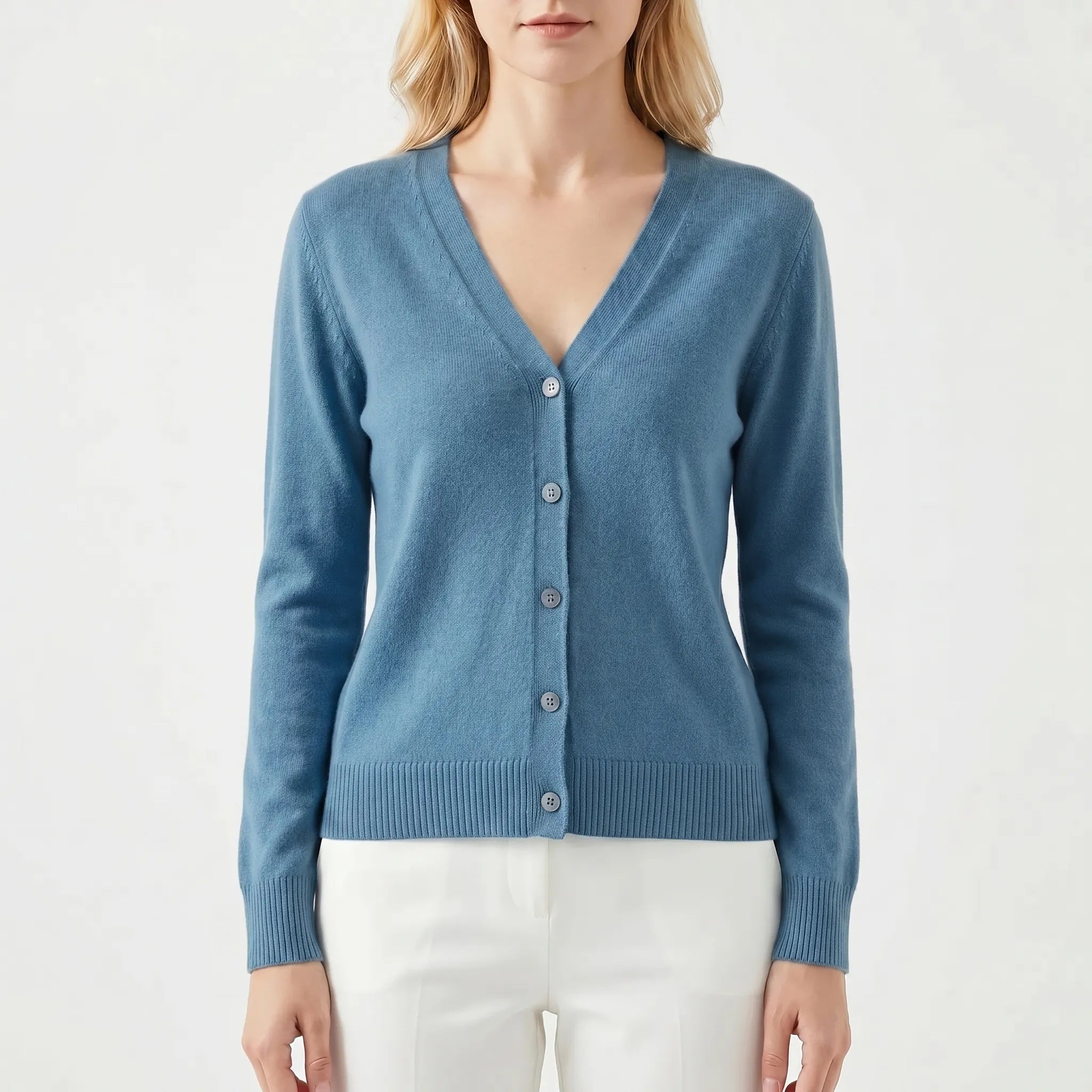 Feingestrickte Damenstrickjacke mit V-Ausschnitt und Knöpfen