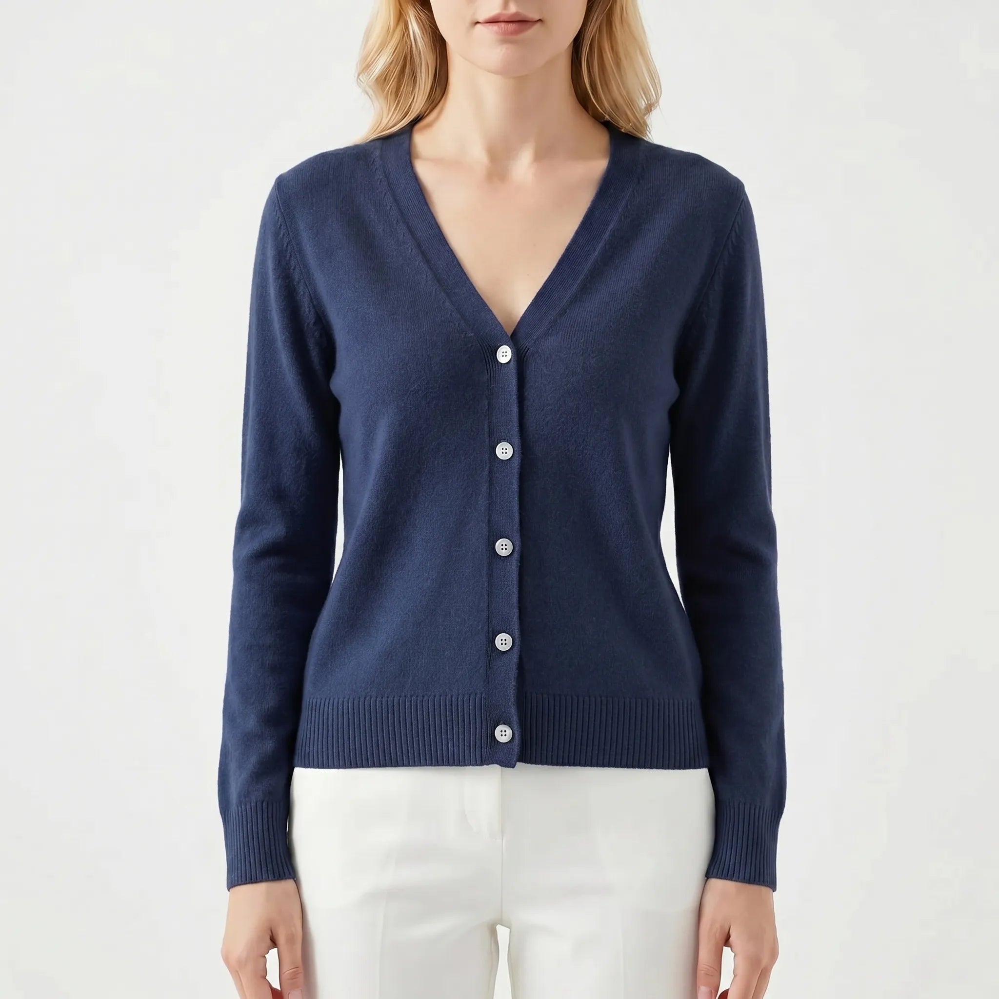 Feingestrickte Damenstrickjacke mit V-Ausschnitt und Knöpfen
