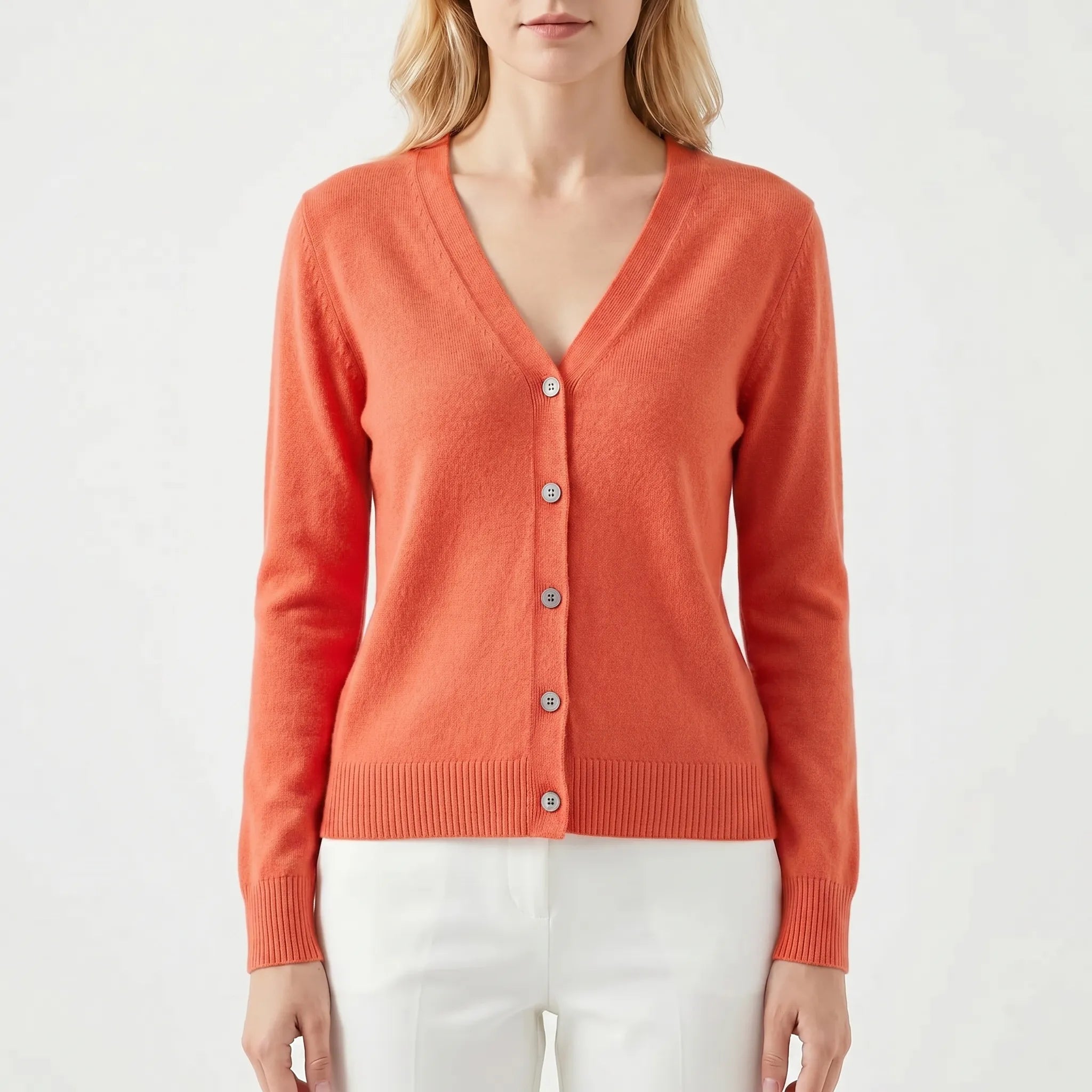Feingestrickte Damenstrickjacke mit V-Ausschnitt und Knöpfen