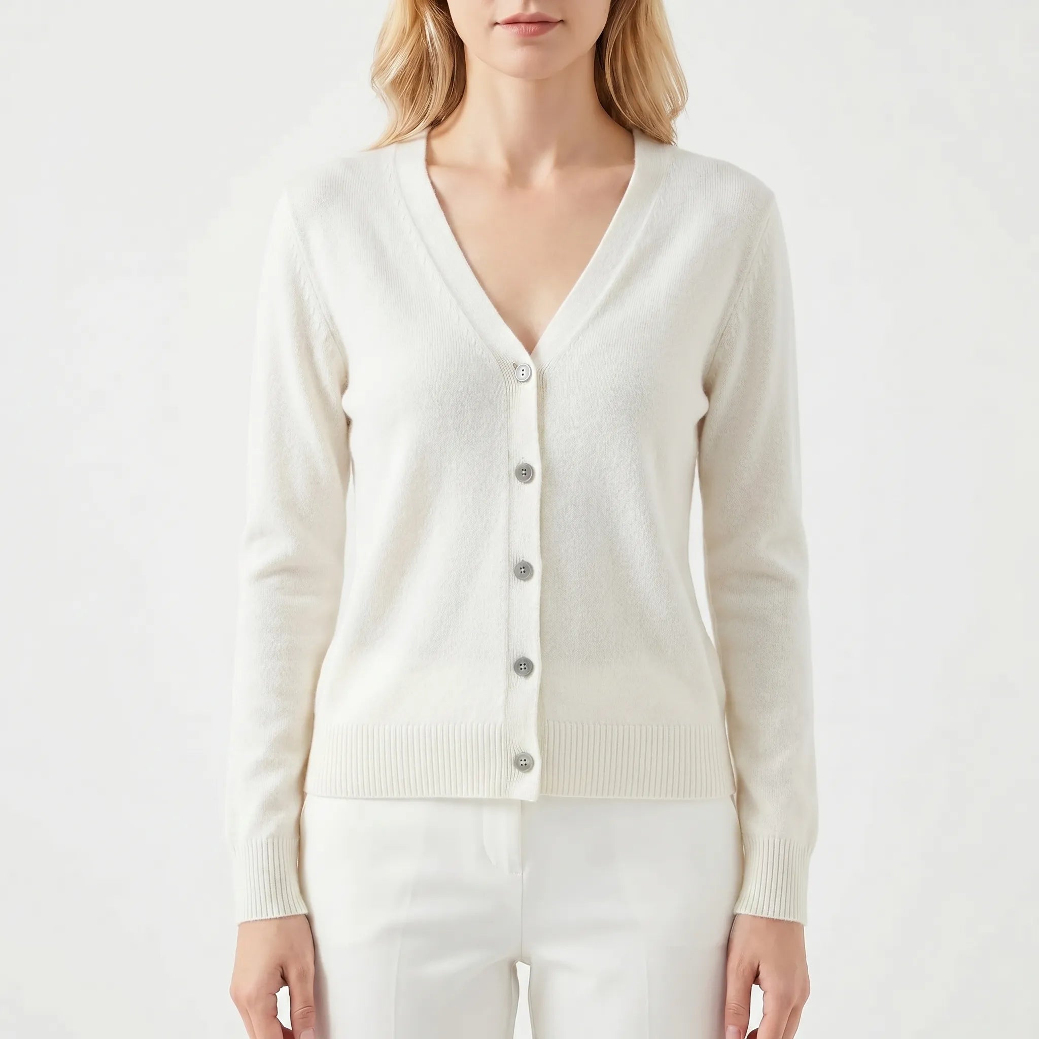 Feingestrickte Damenstrickjacke mit V-Ausschnitt und Knöpfen