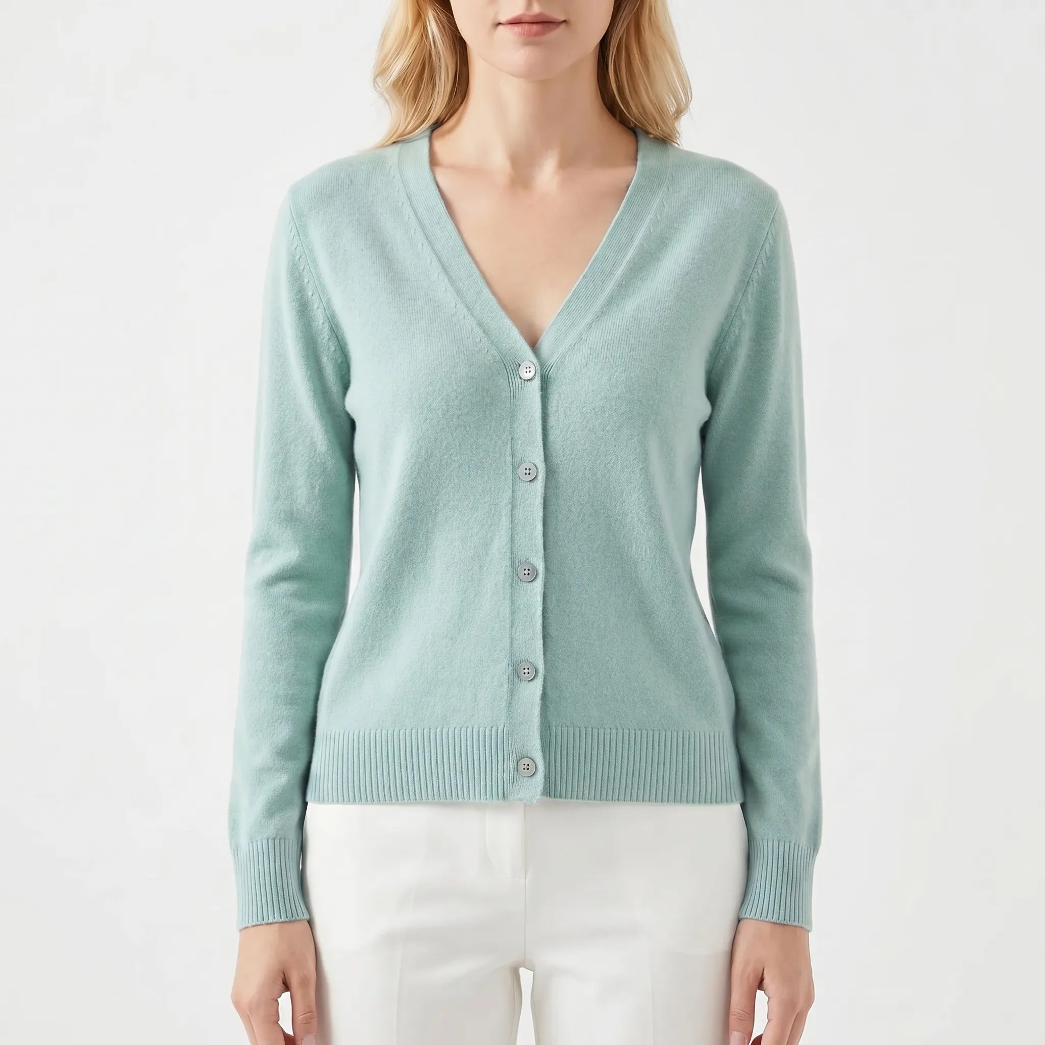 Feingestrickte Damenstrickjacke mit V-Ausschnitt und Knöpfen