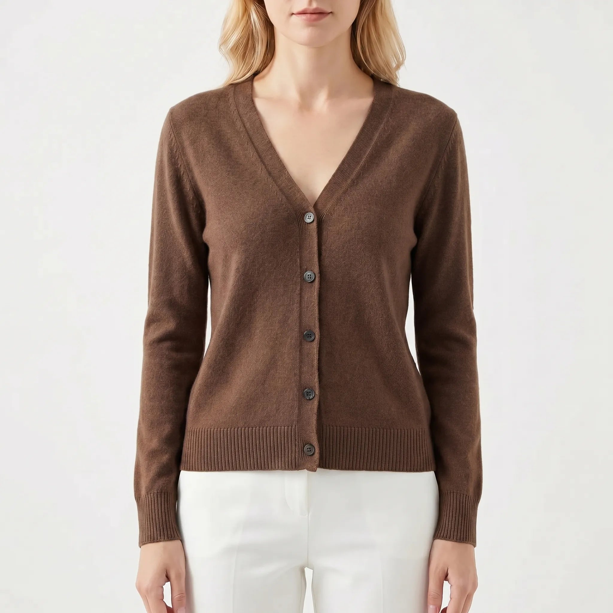 Feingestrickte Damenstrickjacke mit V-Ausschnitt und Knöpfen