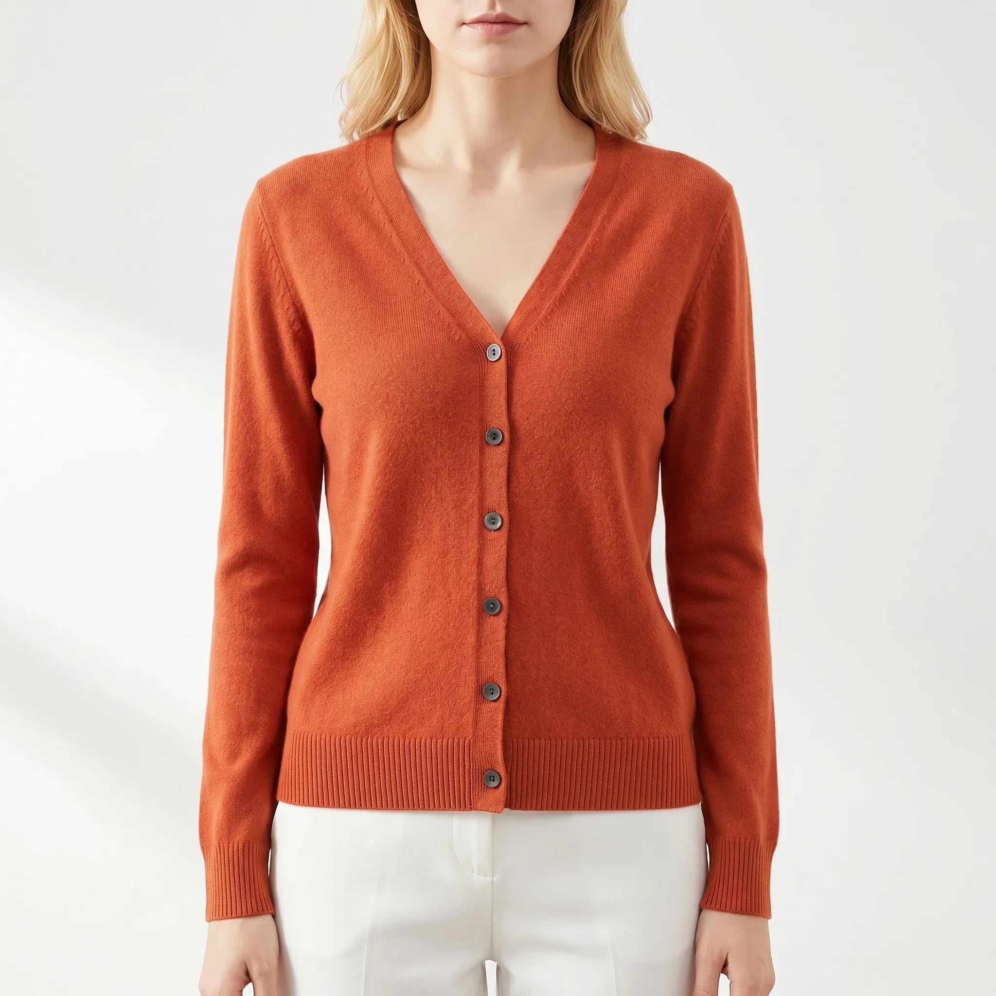 Feingestrickte Damenstrickjacke mit V-Ausschnitt und Knöpfen