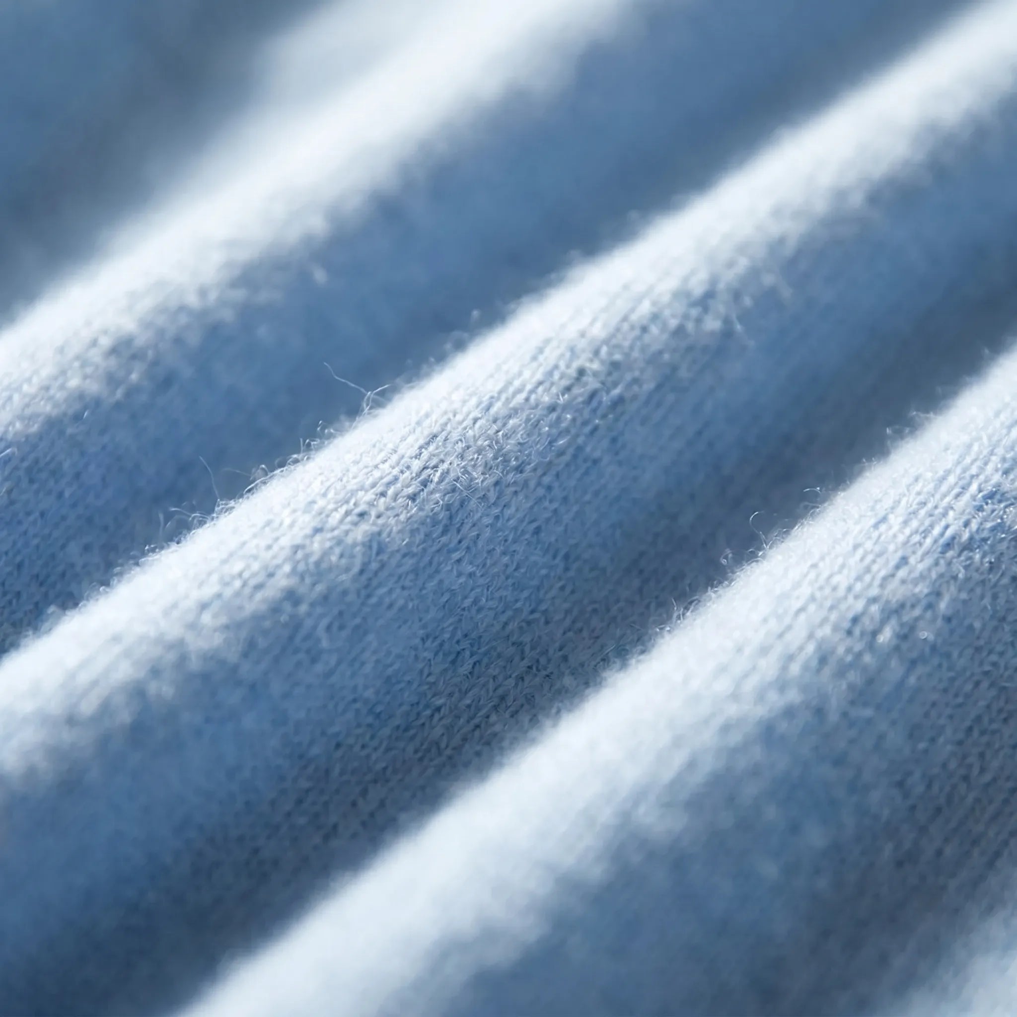 Feingestrickte Damenstrickjacke mit V-Ausschnitt und Knöpfen