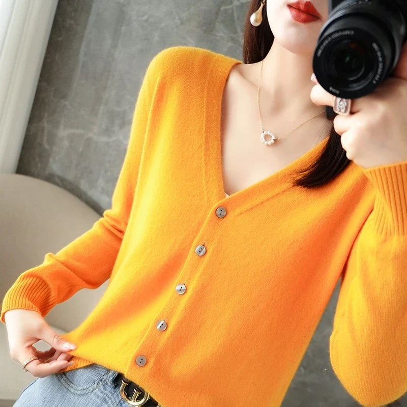 Feingestrickte Damenstrickjacke mit V-Ausschnitt und Knöpfen