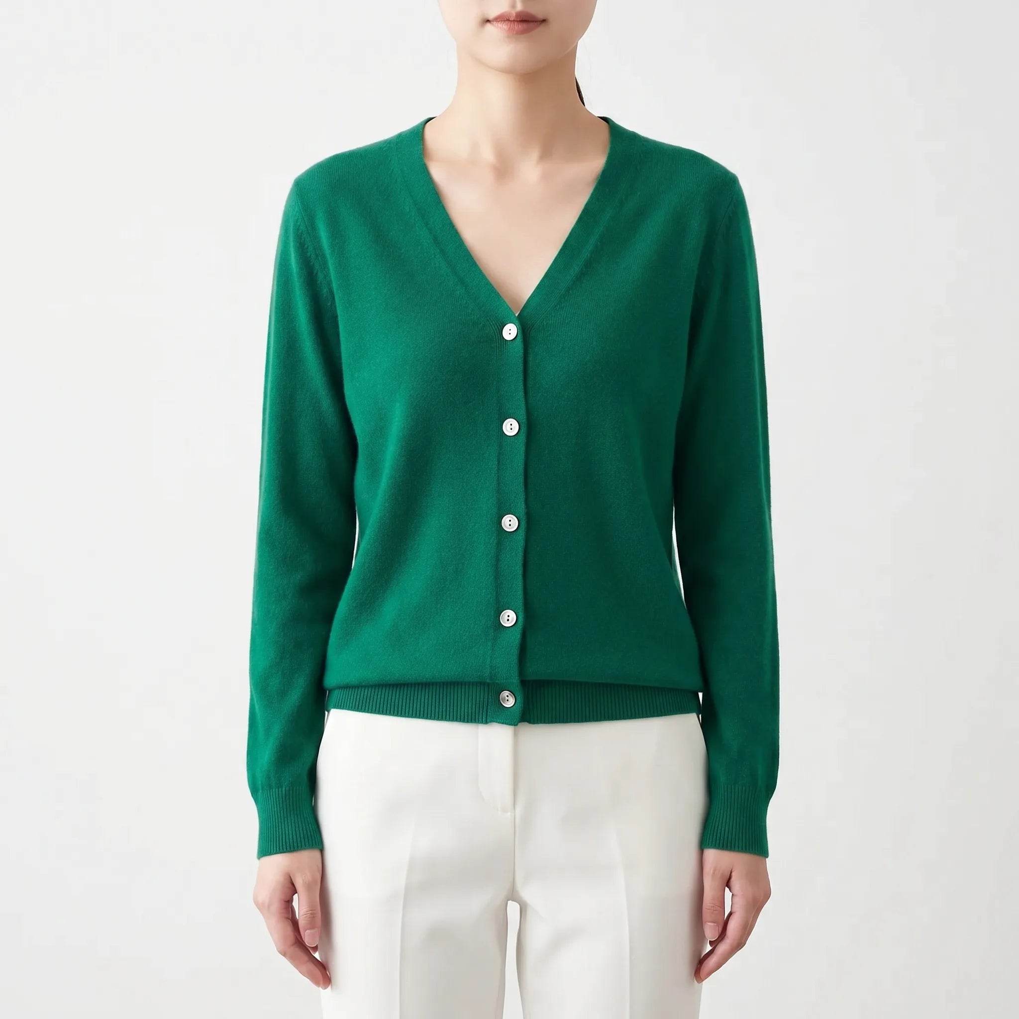 Feingestrickte Damenstrickjacke mit V-Ausschnitt und Knöpfen
