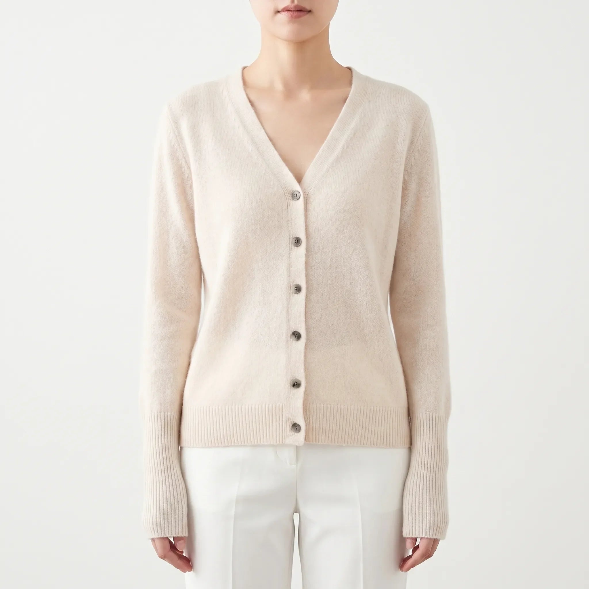 Feingestrickte Damenstrickjacke mit V-Ausschnitt und Knöpfen