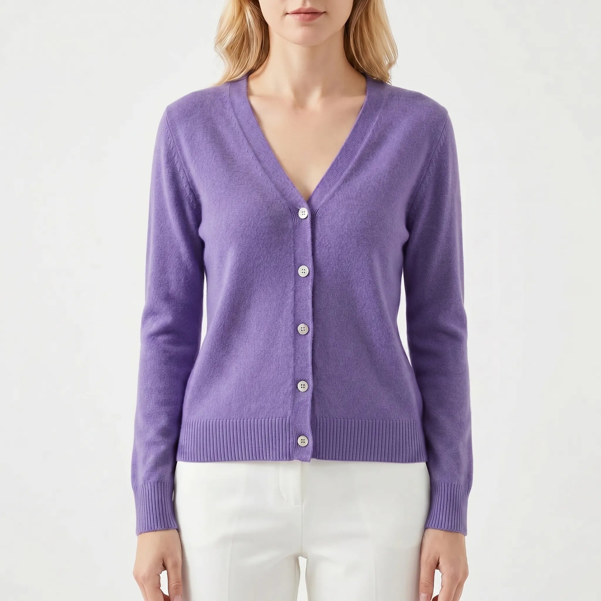 Feingestrickte Damenstrickjacke mit V-Ausschnitt und Knöpfen