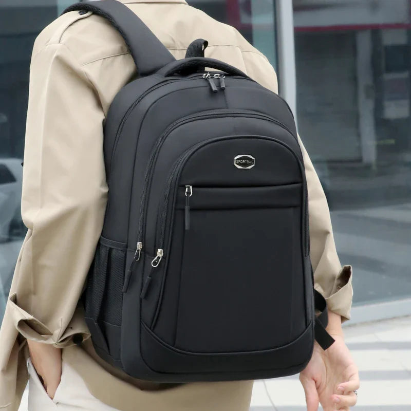 Großvolumiger Mehrkammer-Rucksack mit gepolsterten Schultergurten