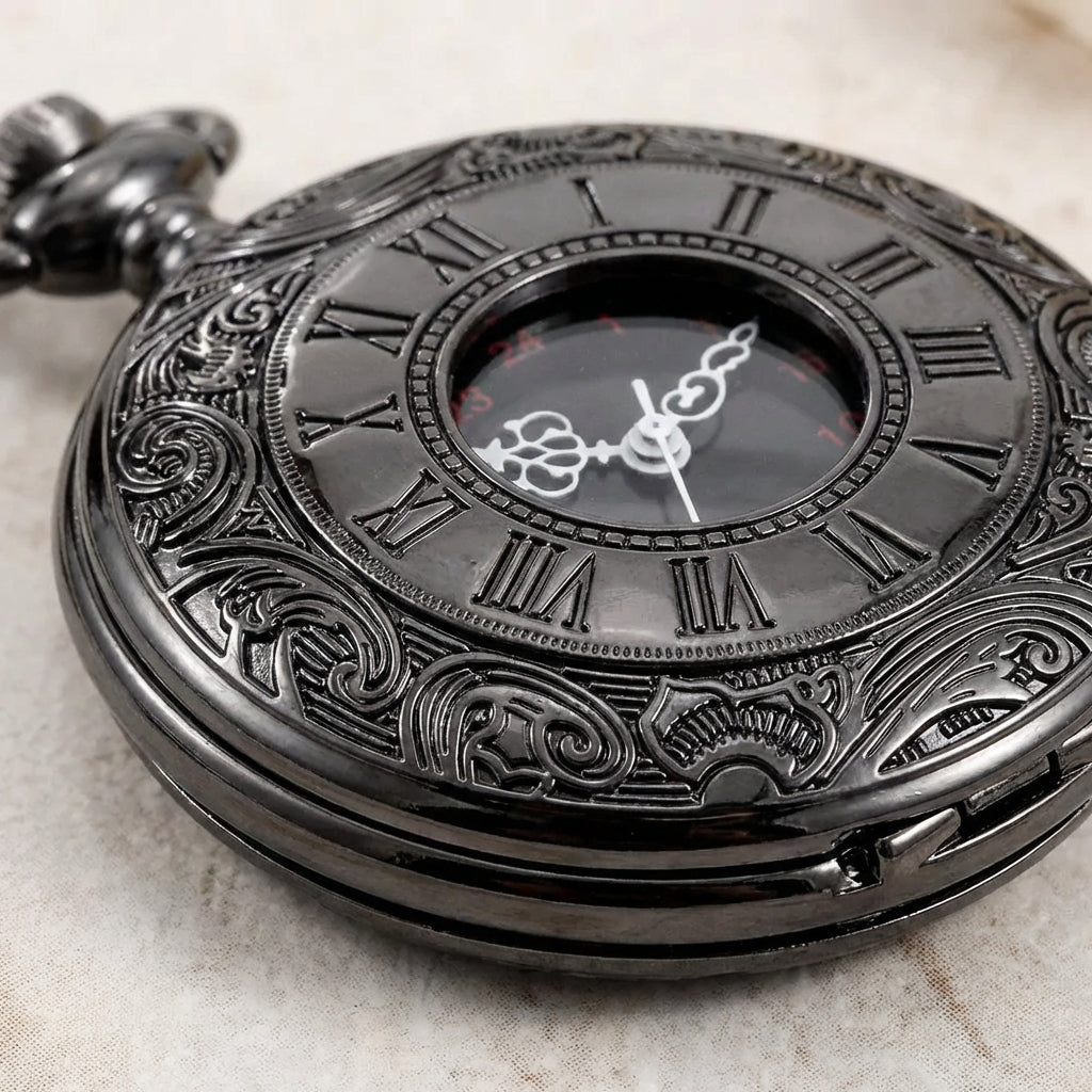 Vintage Anhängeruhr mit römischen Ziffern und graviertem Gehäuse