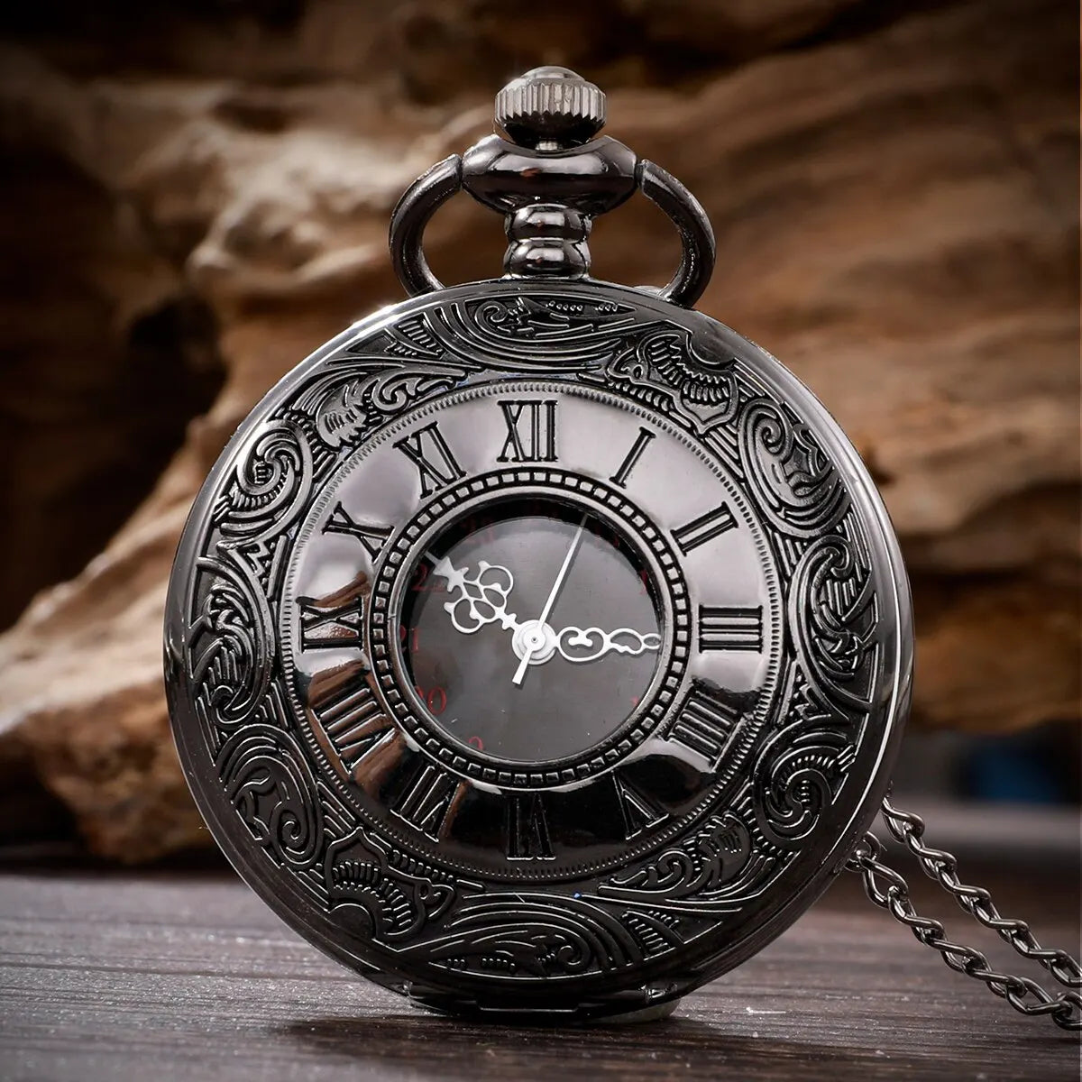 Vintage Anhängeruhr mit römischen Ziffern und graviertem Gehäuse