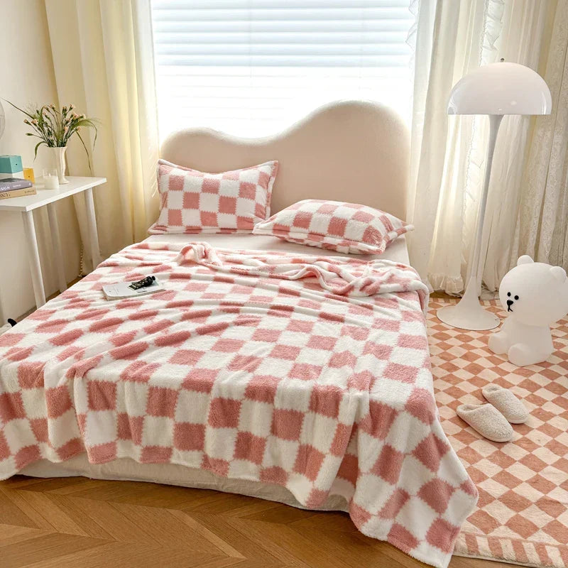 Karierte Korallenrot-Fleece-Decke mit rosa-weißem Karomuster