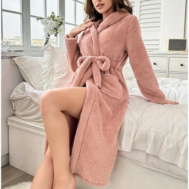Kapuzenbademantel mit isolierendem Finish und Taschen