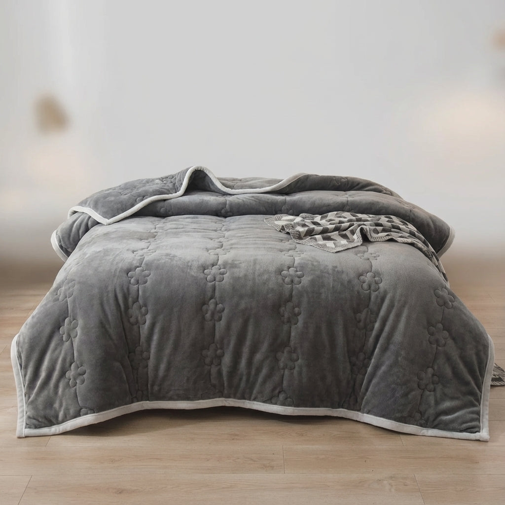 Dreischichtige Steppdecke mit Blumen-Jacquard und samtiger Oberfläche