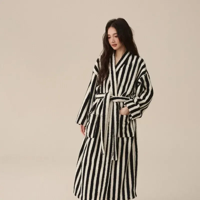Gestreiftes Bademantel-Set knielang flauschig warme Textur Unisex