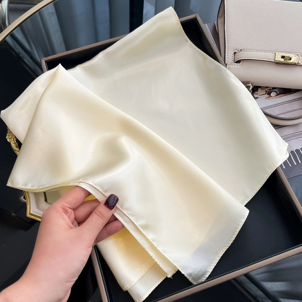 Nordspur | Crimsona Glänzendes Quadratisches Halstuch