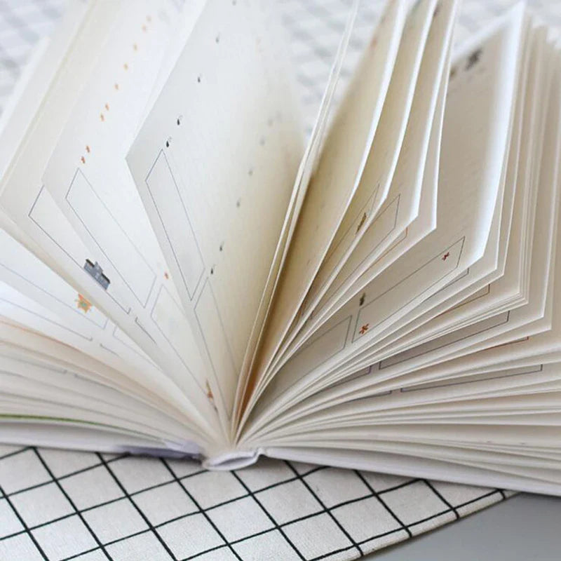 Kompaktes Tages-Planer-Notizbuch mit farbenfrohen illustrierten Seiten