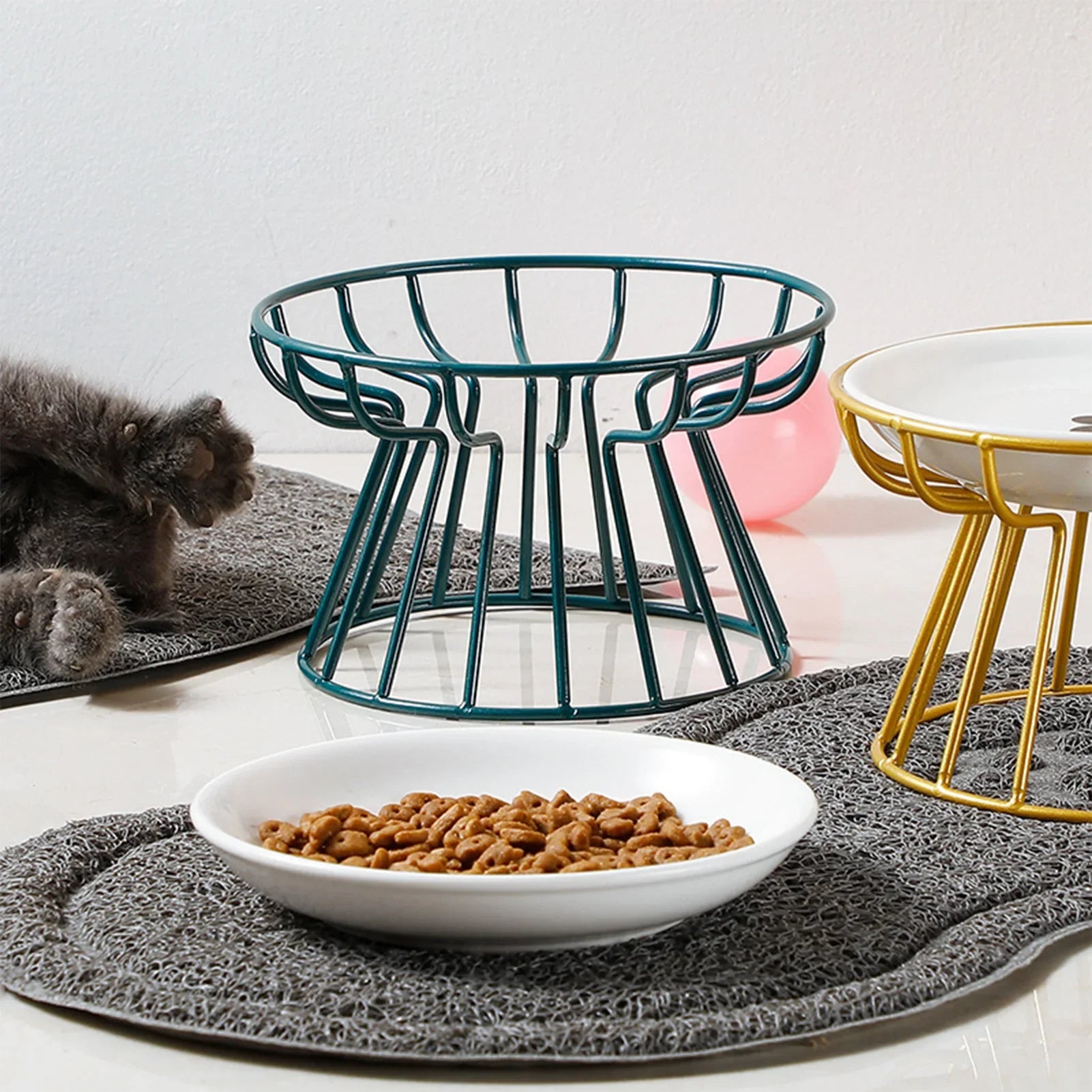 Erhöhter Keramik Futternapf für Katzen und kleine Hunde auf Drahtständer