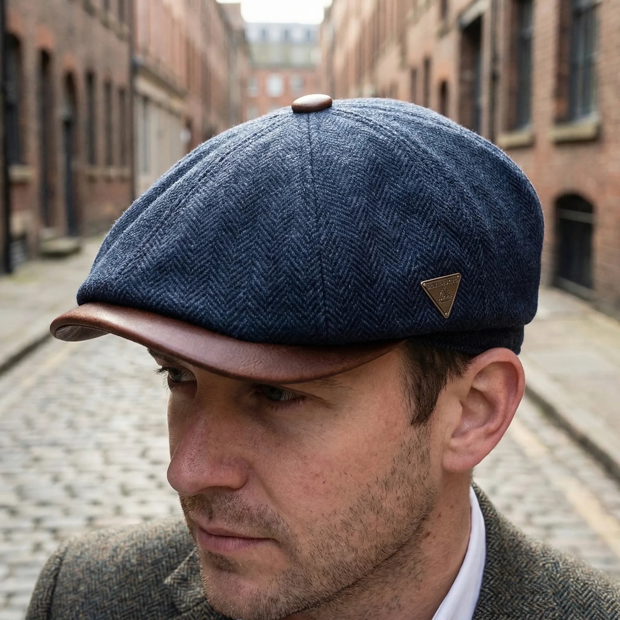 Herren Flat Cap im Fischgrätmuster mit Metallabzeichen