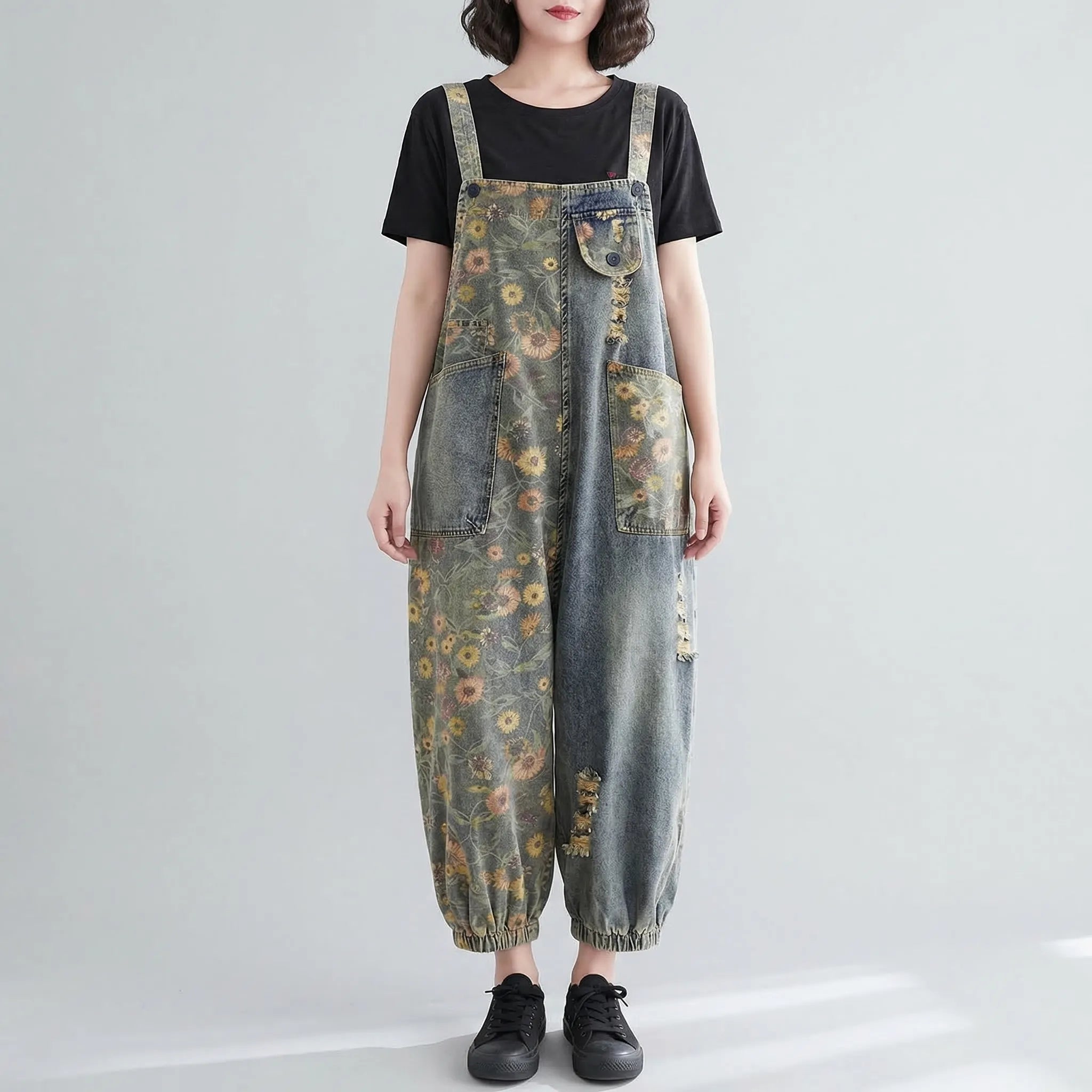 Denim-Latzhose mit großflächigem Blumenmuster und breitem Bein