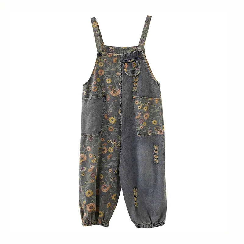Denim-Latzhose mit großflächigem Blumenmuster und breitem Bein