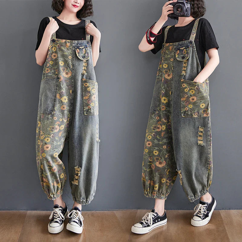 Denim-Latzhose mit großflächigem Blumenmuster und breitem Bein