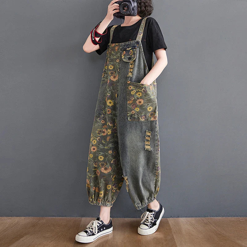 Denim-Latzhose mit großflächigem Blumenmuster und breitem Bein