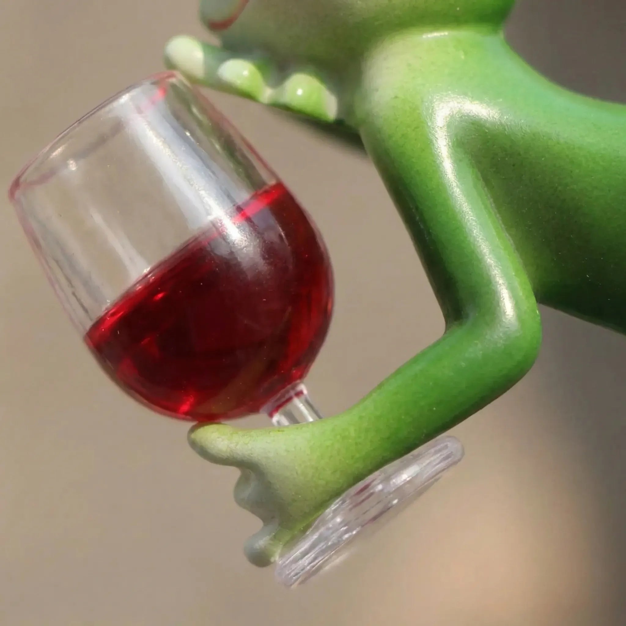 Frosch-Figur mit Weinglas zum Aufhängen über Topfrändern