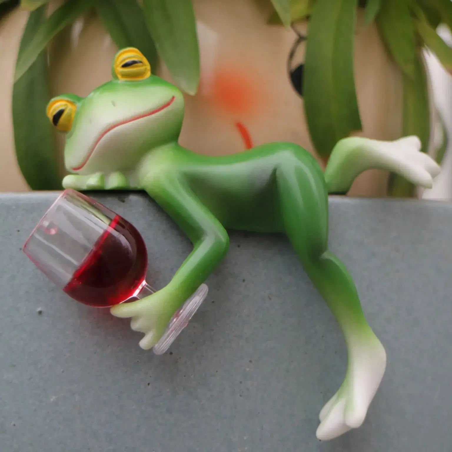 Frosch-Figur mit Weinglas zum Aufhängen über Topfrändern