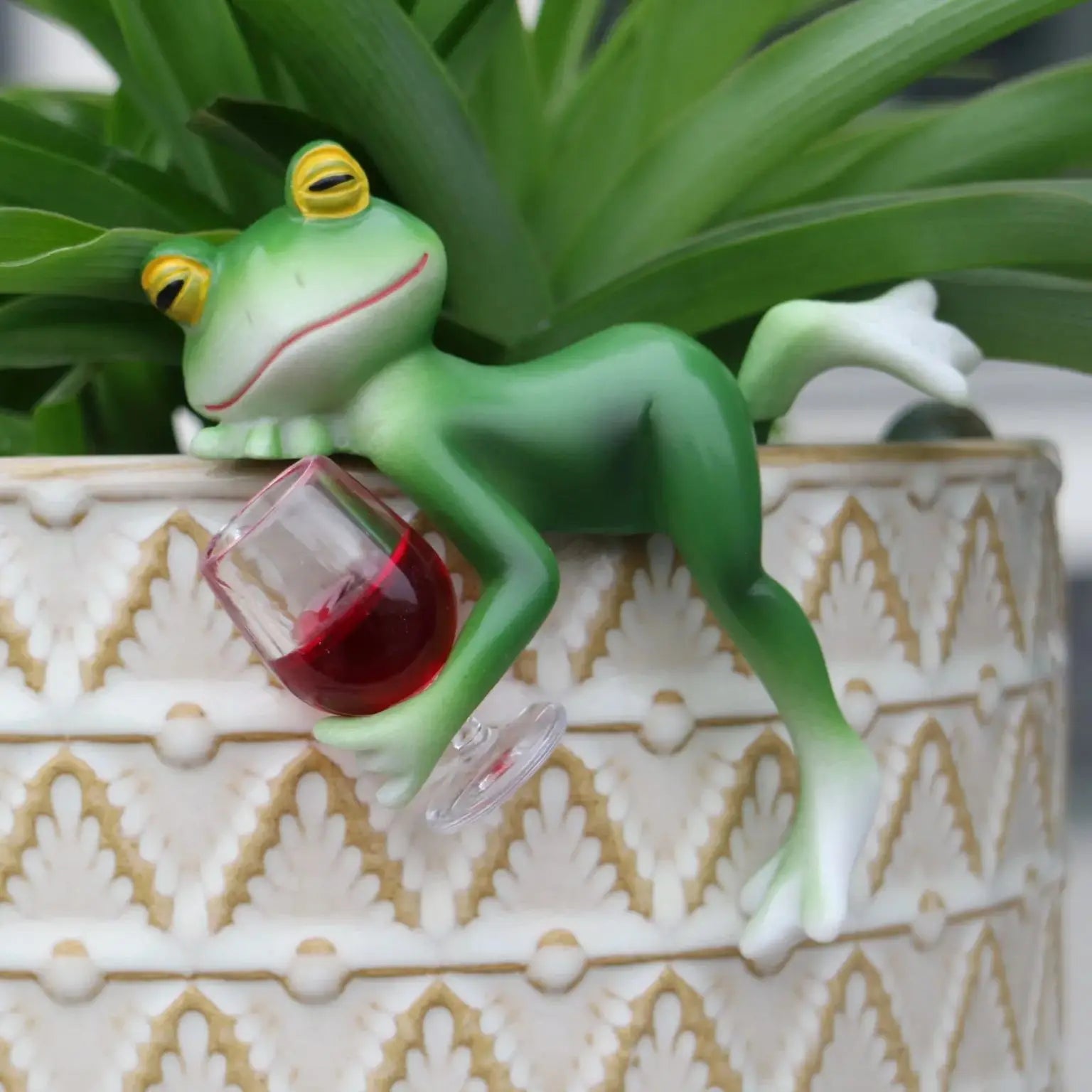Frosch-Figur mit Weinglas zum Aufhängen über Topfrändern