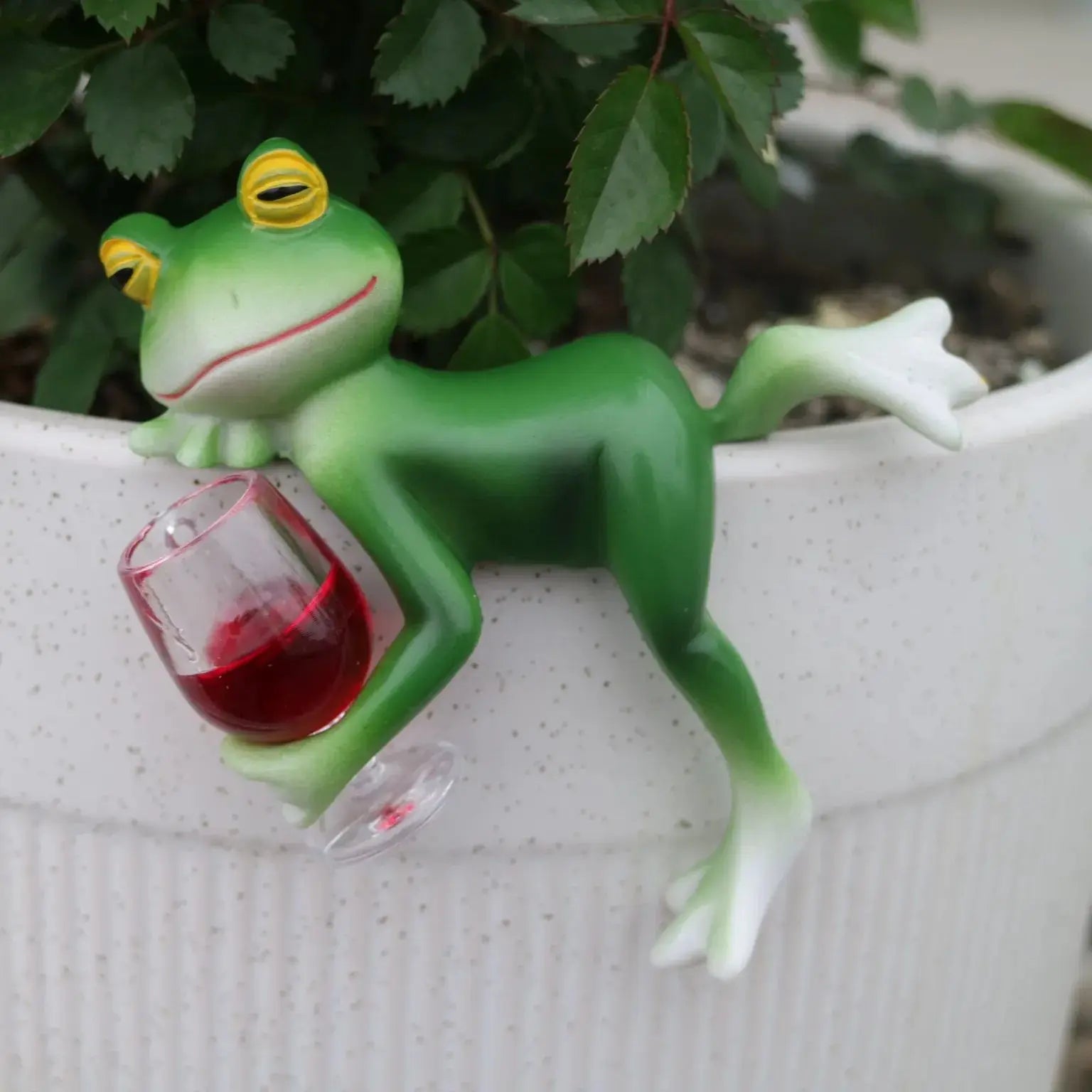 Frosch-Figur mit Weinglas zum Aufhängen über Topfrändern