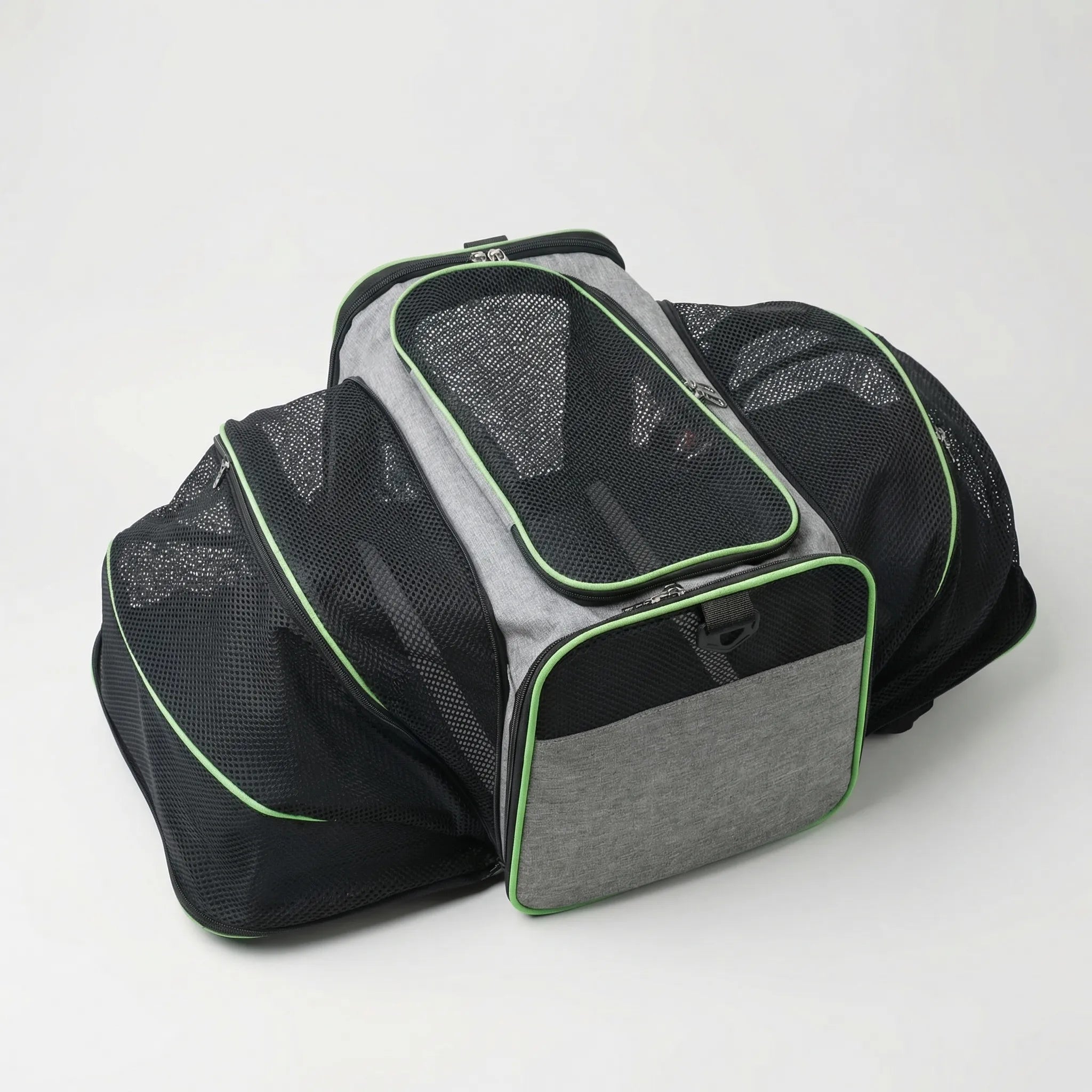 Erweiterbare Haustiertransportbox mit Meshpaneelen und Schultergurt