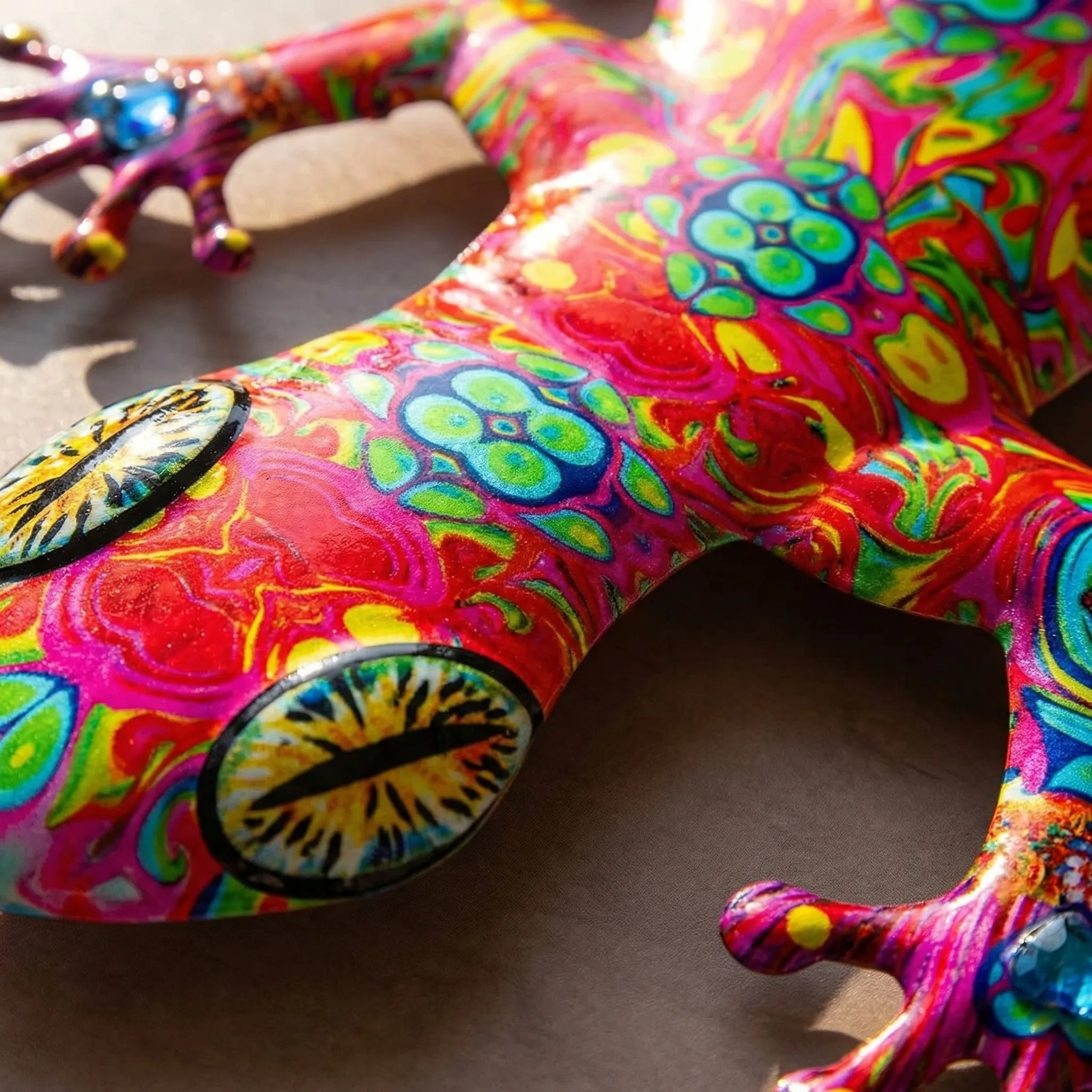 Gecko-Wandskulpturen mit lebendiger Bemalung und Wirbelmuster