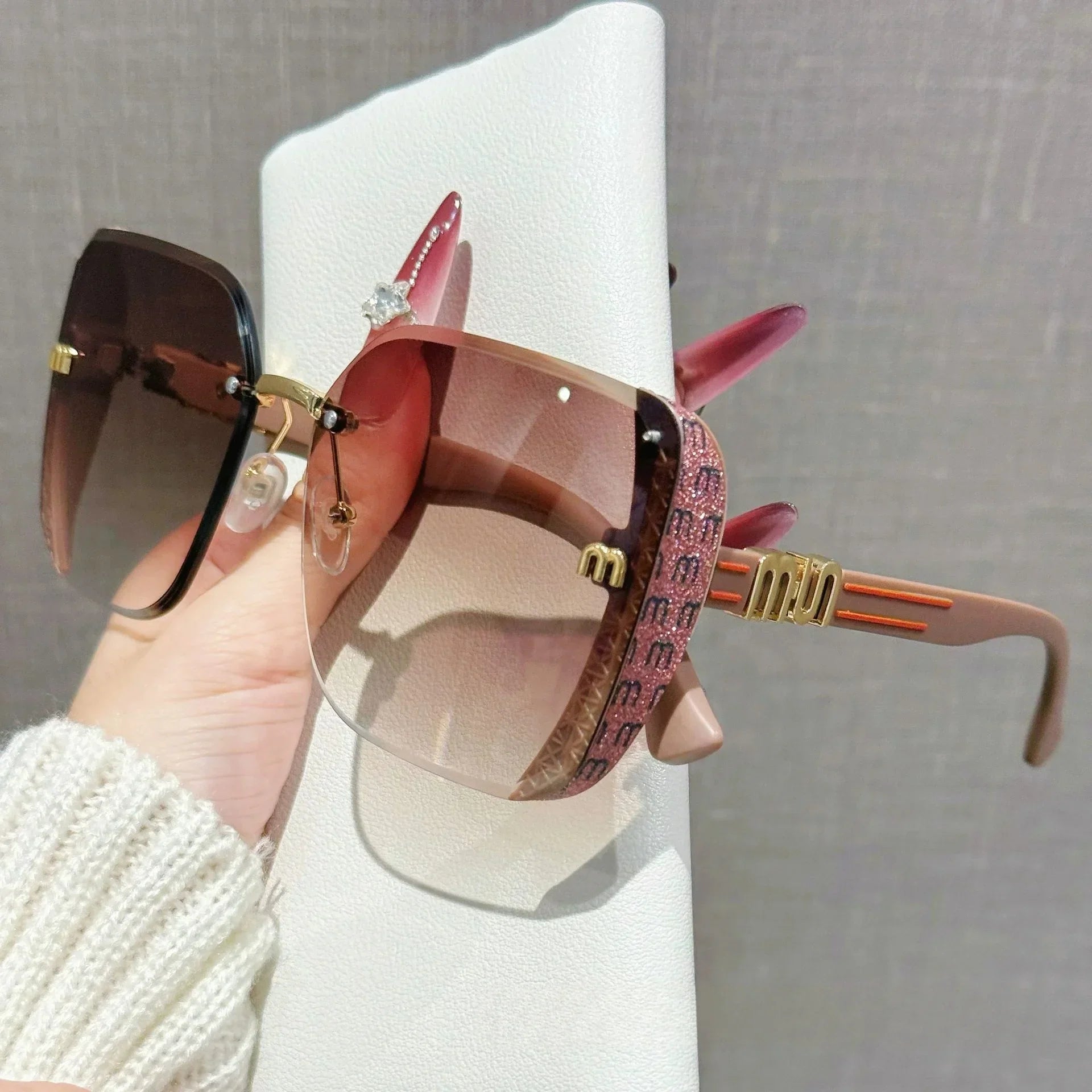 Randlose Sonnenbrille mit Farbverlauf und glitzerbesetzter Brücke