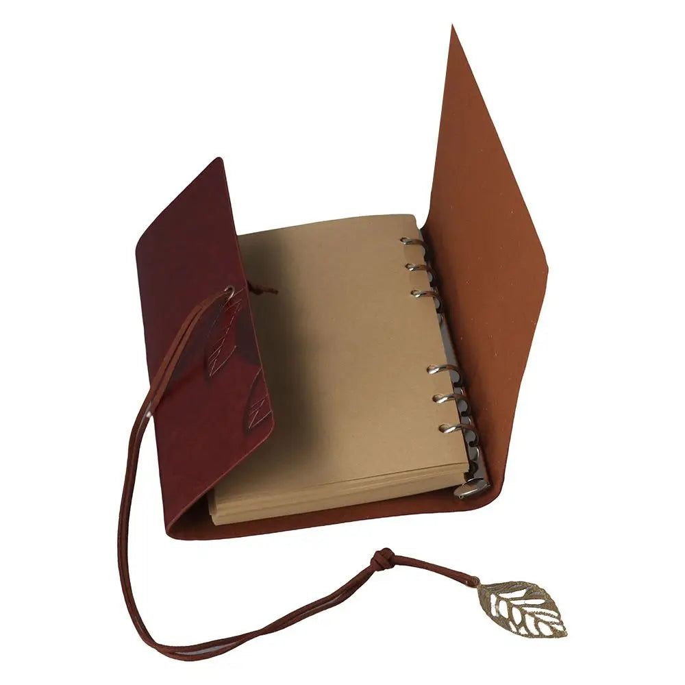 Kompaktes Ringbuch-Journal mit geprägeltem Blatt-Design und Anhängerverschluss