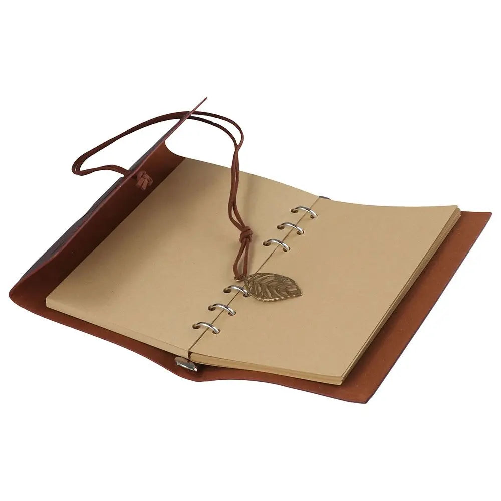 Kompaktes Ringbuch-Journal mit geprägeltem Blatt-Design und Anhängerverschluss